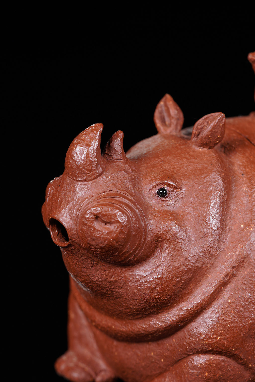 紫砂犀牛🦏壶《卧犀听羽》 ——原矿降坡泥·150cc ——实力派陶艺家·焦勇