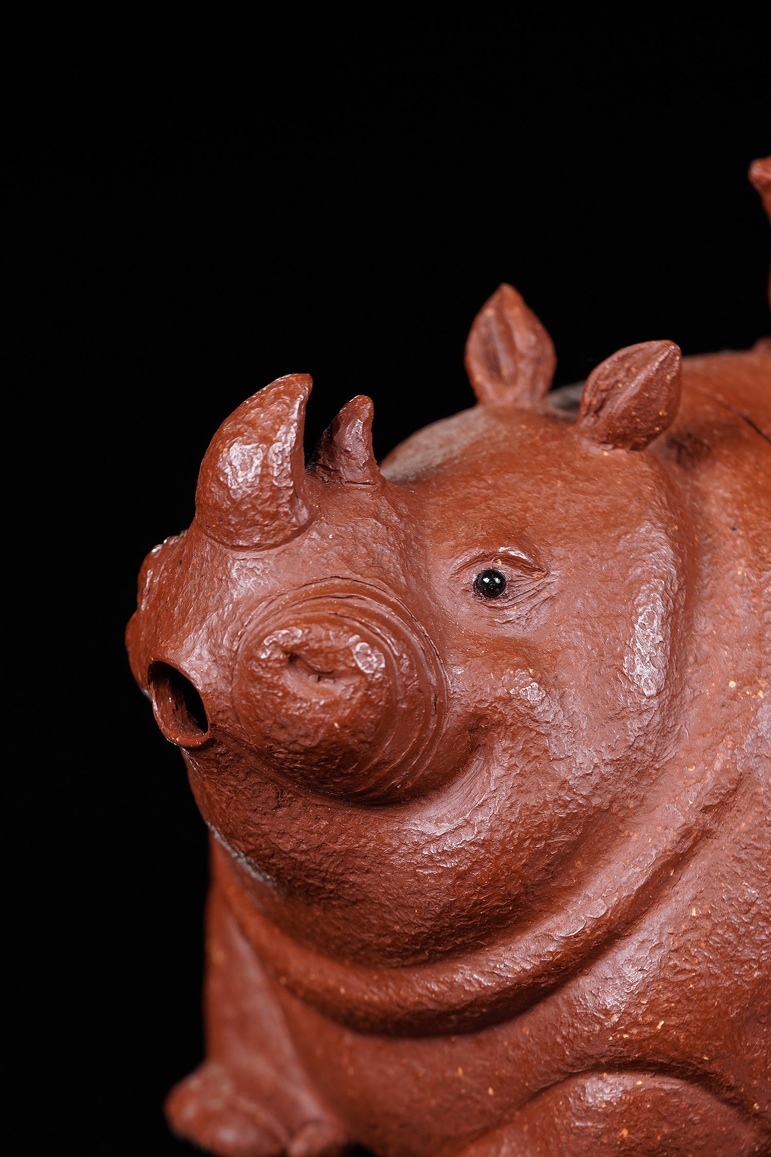 紫砂犀牛🦏壶《卧犀听羽》 ——原矿降坡泥·150cc ——实力派陶艺家·焦勇