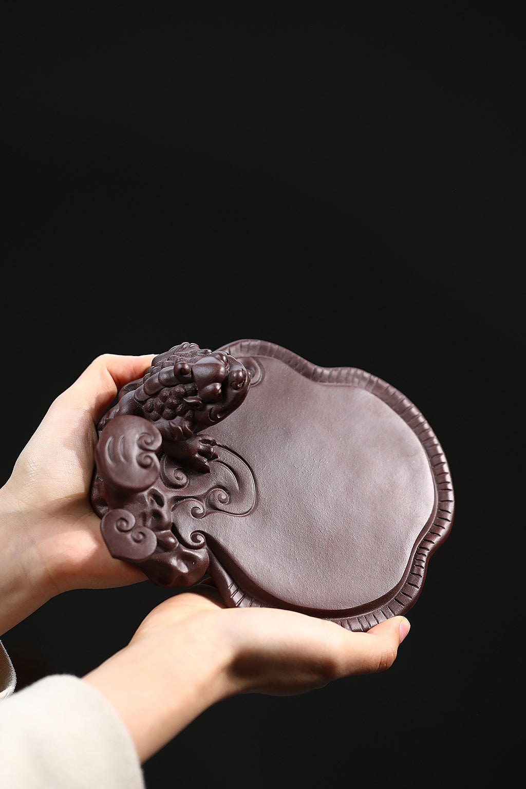 雕塑，壶承，招财进宝～家藏老紫泥 长：17cm、宽：14cm、高：6cm ——实力派陶艺家·范志春