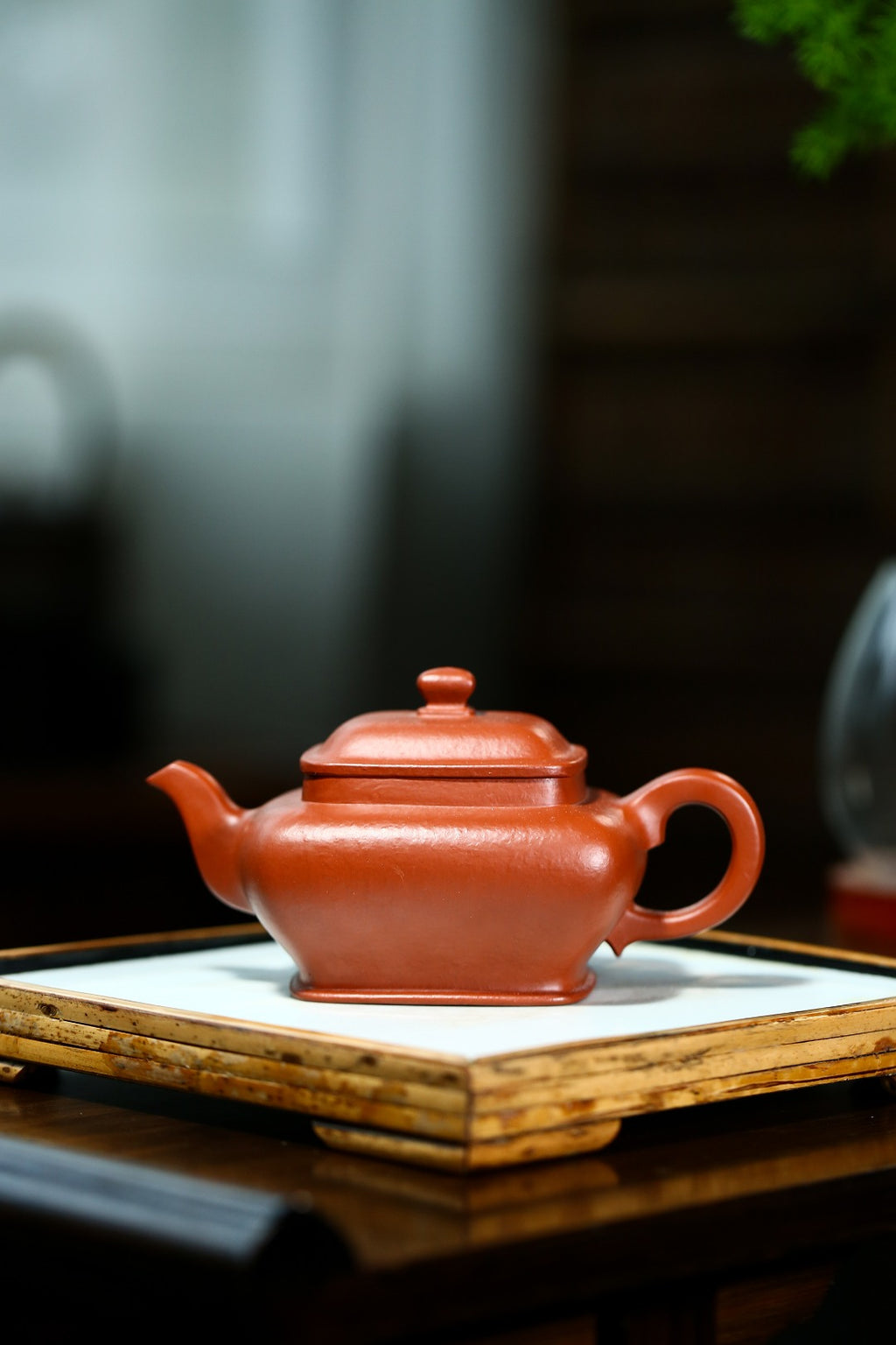 配持壶照 【四方传炉】 制壶：刘彩萍（国家级工艺美术师） 泥料：原矿粗砂朱泥 容量：225cc