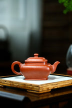 配持壶照 【四方传炉】 制壶：刘彩萍（国家级工艺美术师） 泥料：原矿粗砂朱泥 容量：225cc