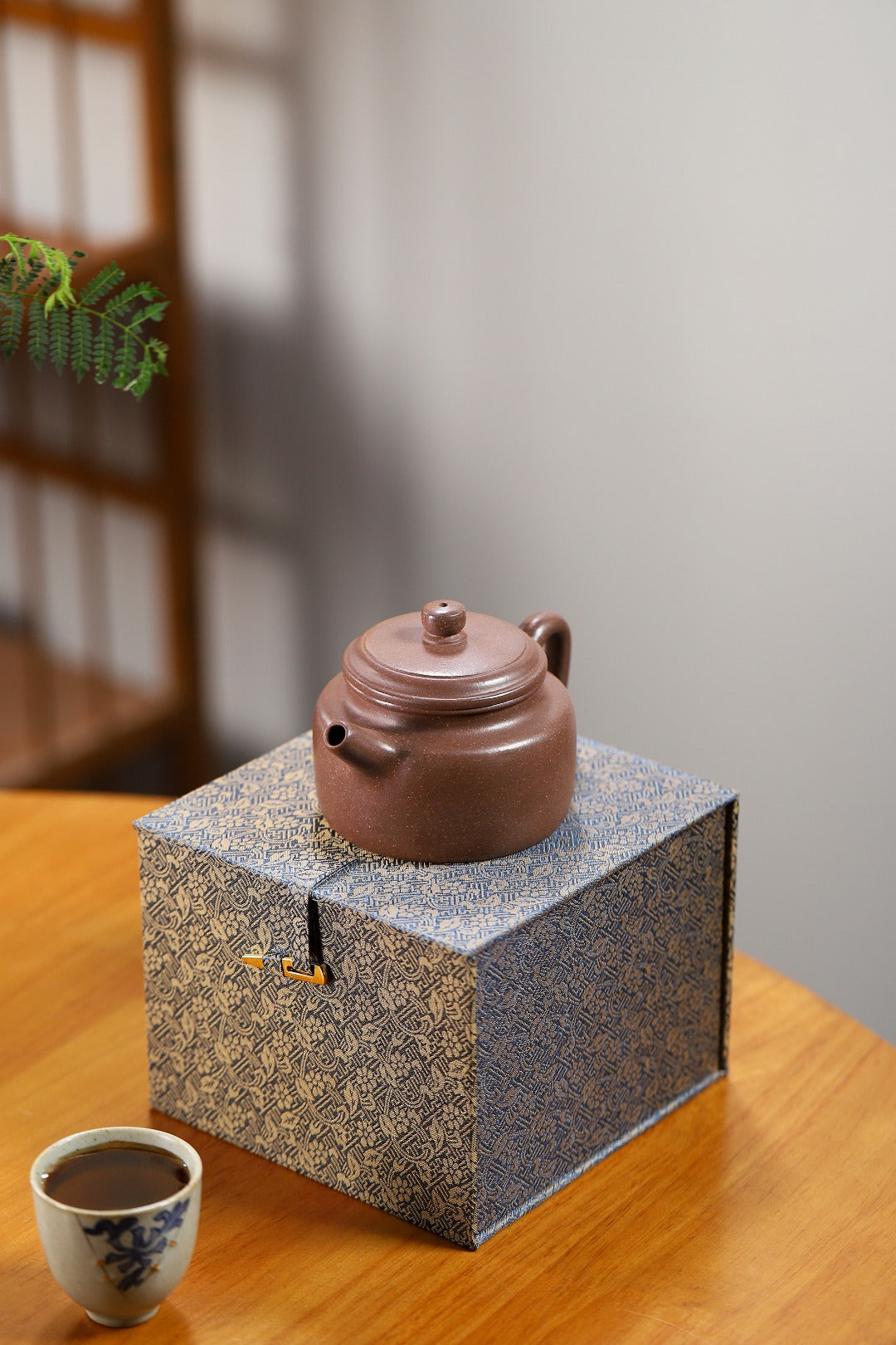 【德钟】 制壶：陈老师（国家级工艺美术师） 泥料：原矿紫玉金砂 容量：230cc    孔数：内推球孔