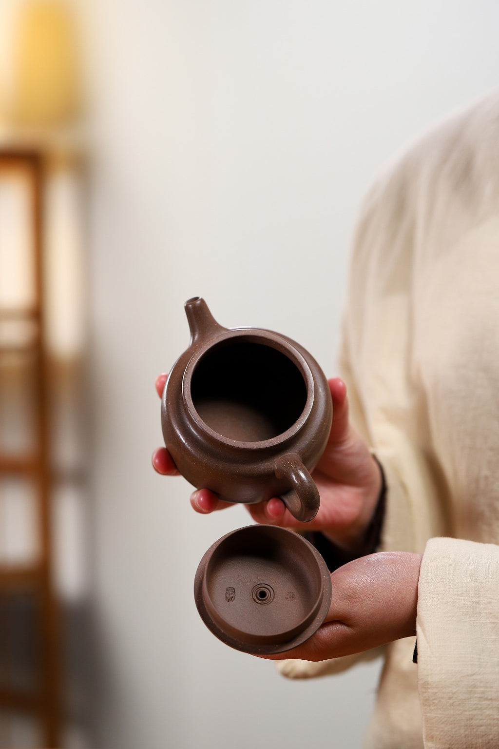 【德钟】 制壶：陈老师（国家级工艺美术师） 泥料：原矿紫玉金砂 容量：230cc    孔数：内推球孔