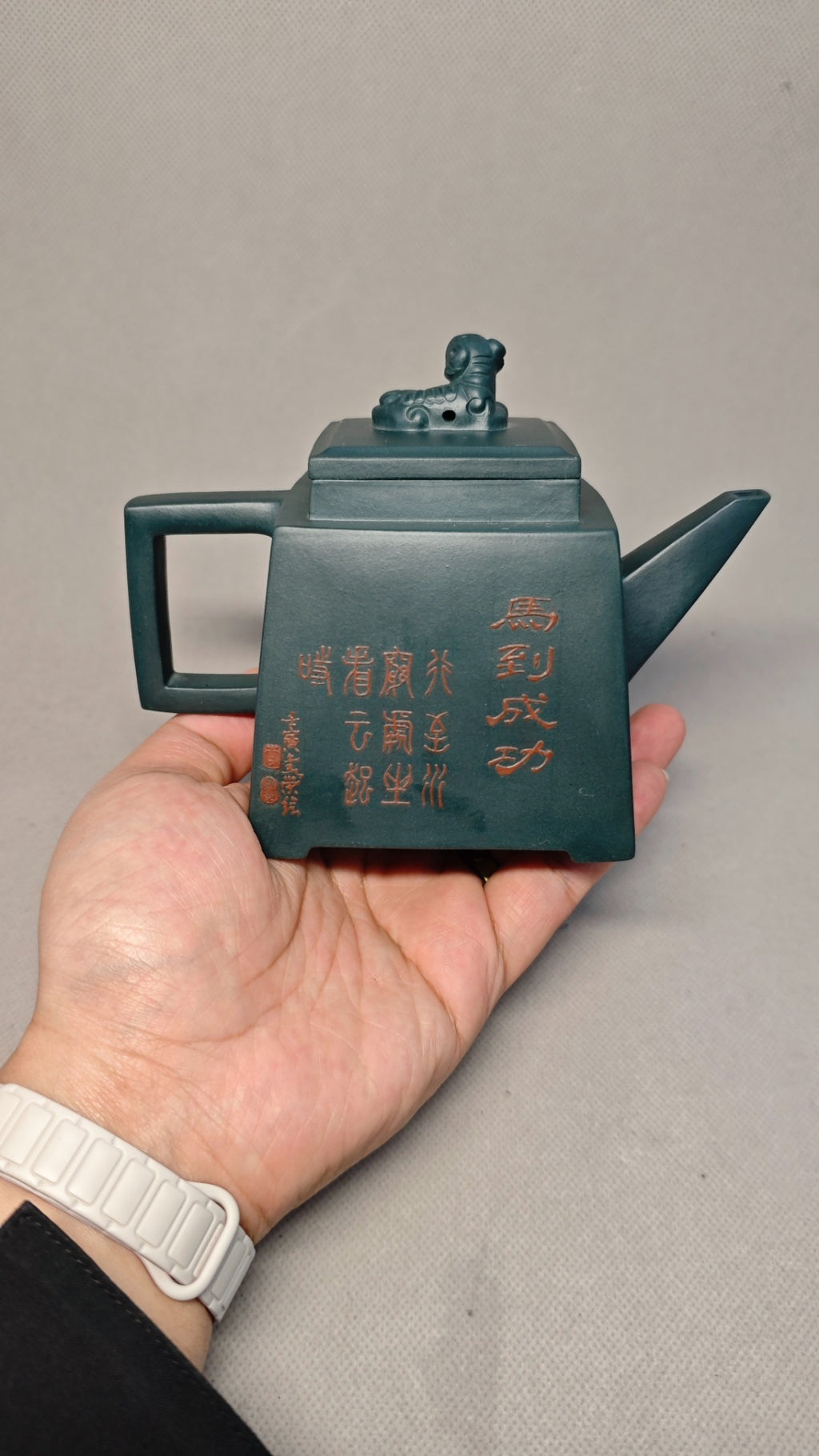 【马到成功】证书持壶照配套齐全 制壶：吴菊凤（国家级高级工艺美术师） 泥料：原矿民国绿 容量：370cc