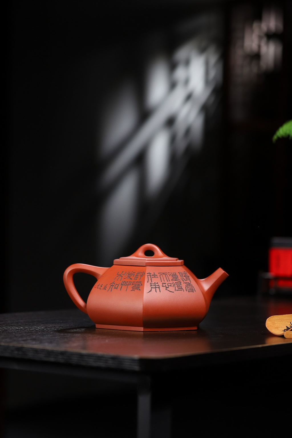 超大品【六方石瓢】证书持壶照配套齐全 制壶：吴菊凤（国家级高级工艺美术师） 泥料：原矿红清水泥 容量：1560cc