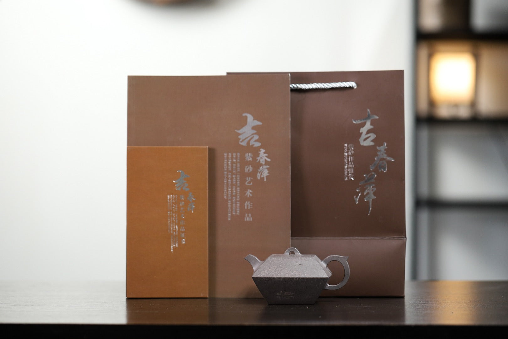 【合斗】证书持壶照配套齐全 制壶：吉春萍（国家级高级工艺美术师） 泥料：原矿青灰段 容量：250cc