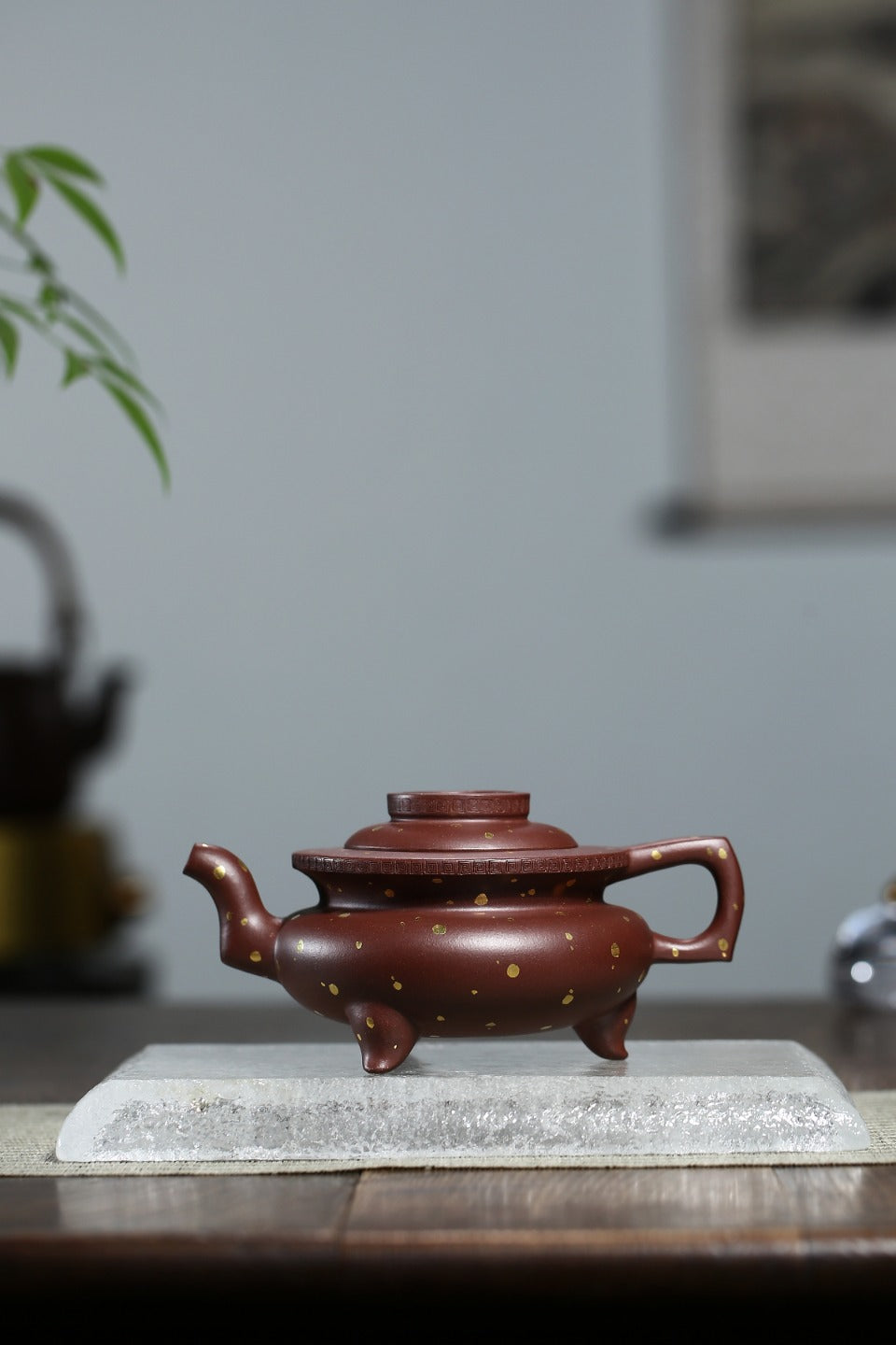证书持壶照礼盒配套齐全 【扭转乾坤】 制壶：孙泽华 （国家级工艺美术师） 泥料：原矿紫泥 容量：250cc