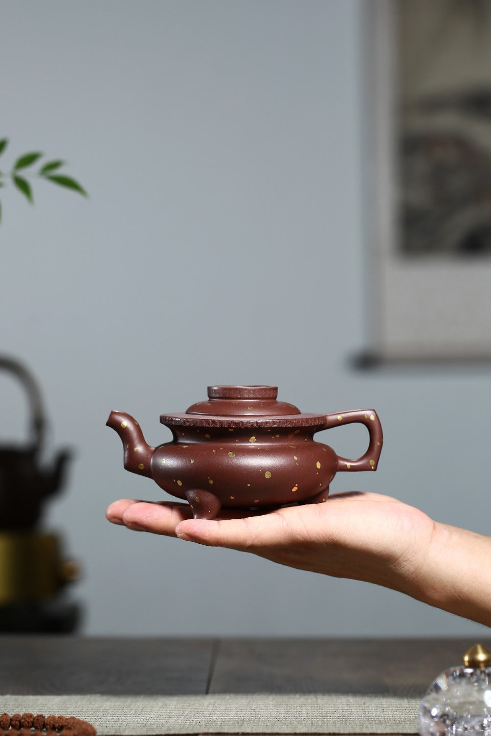 证书持壶照礼盒配套齐全 【扭转乾坤】 制壶：孙泽华 （国家级工艺美术师） 泥料：原矿紫泥 容量：250cc