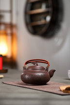 证书持壶照配套齐全 【清音提梁】 制壶：方华萍（研究员级高级工艺美术师） 泥料：原矿紫泥 容量：600cc