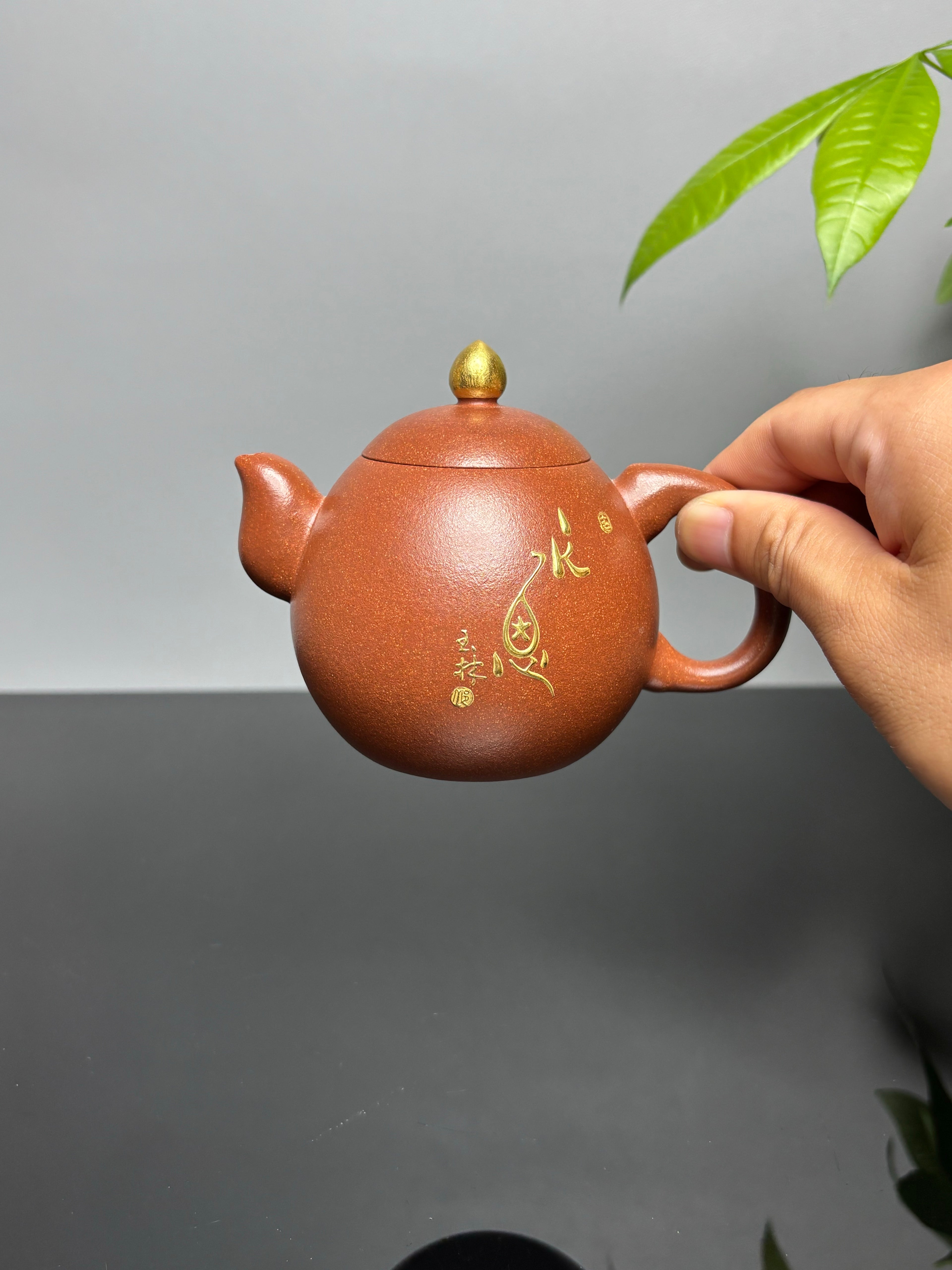 国大师邱玉林大拍65万｜顶奢稀有传世臻品《滴水之恩壶》礼藏天花板｜殿堂潜力重器👍(真金限量版)  ——原矿优质降坡泥·260cc（入册59页）