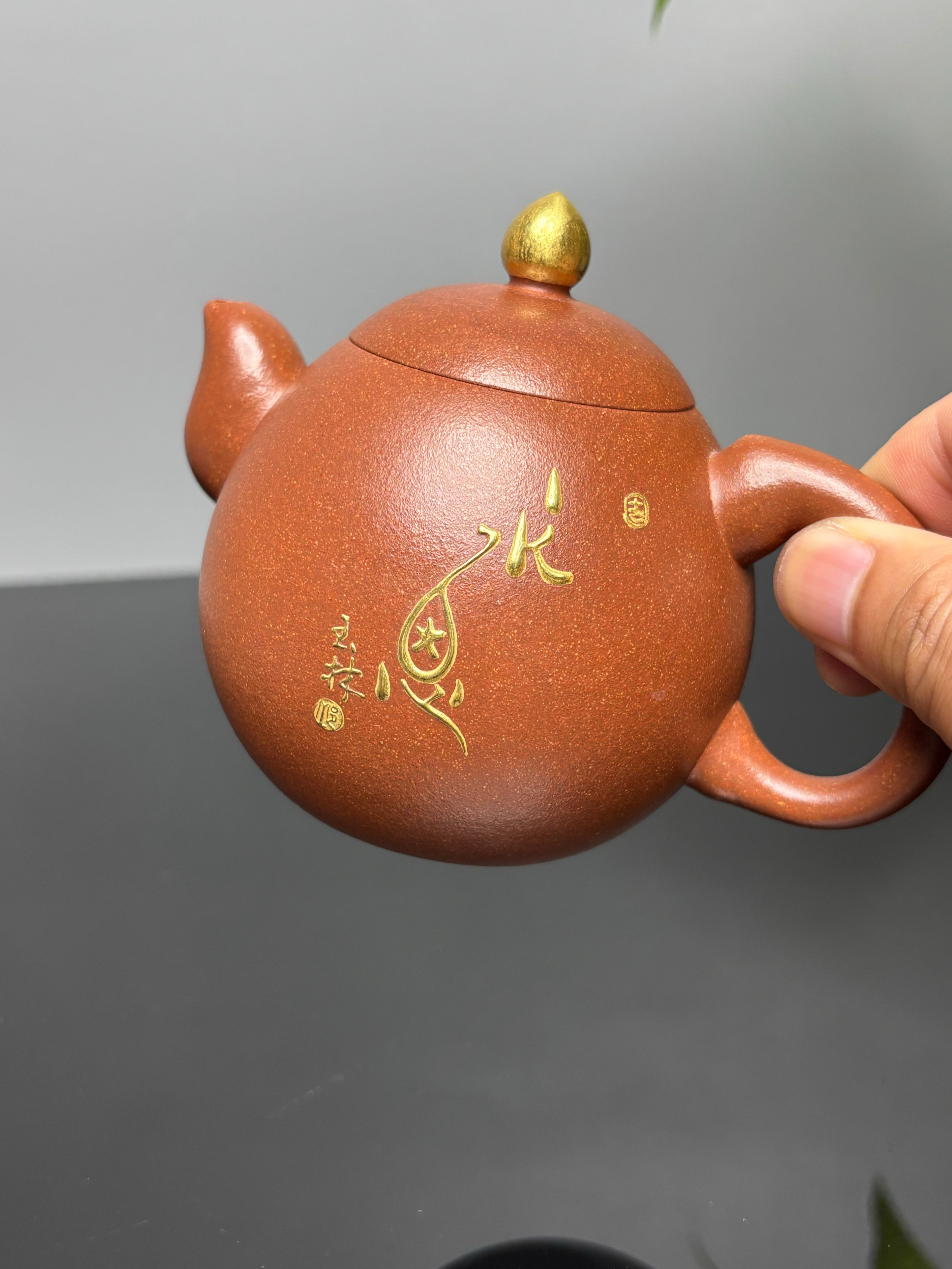 国大师邱玉林大拍65万｜顶奢稀有传世臻品《滴水之恩壶》礼藏天花板｜殿堂潜力重器👍(真金限量版)  ——原矿优质降坡泥·260cc（入册59页）