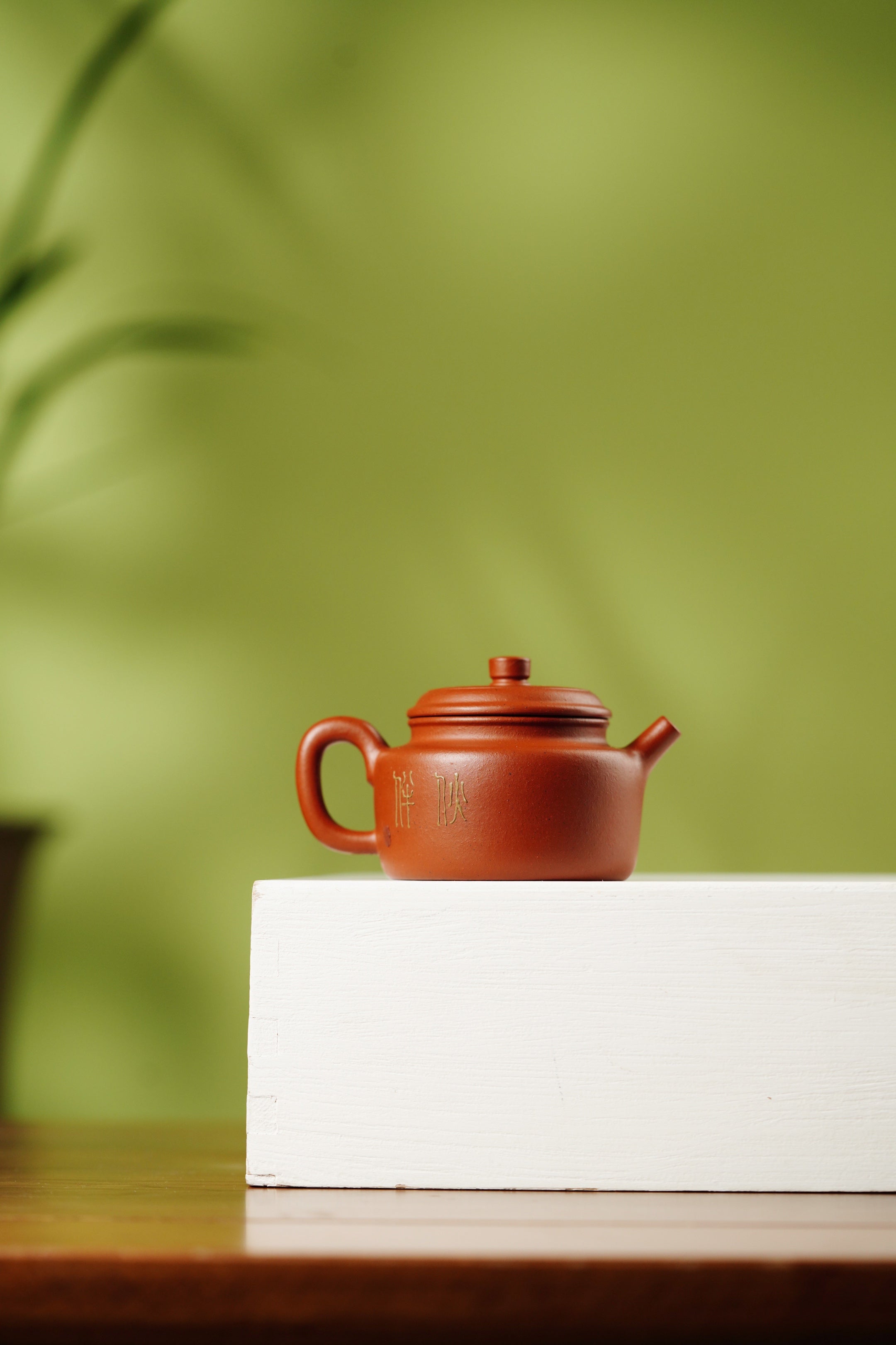 紫砂堆塑·高端臻品 | 彭金格大师孤品重器【德钟壶】——原矿优质老朱泥·75cc ——紫砂立体浮雕大师·彭金格(金一) 亲工