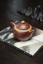 宗师泰斗·邱玉林最具代表艺术巨作《禅缘壶》极具收藏传世与馈赠价值·双顶尖重器【藏品规格】原矿优质底槽清｜450cc