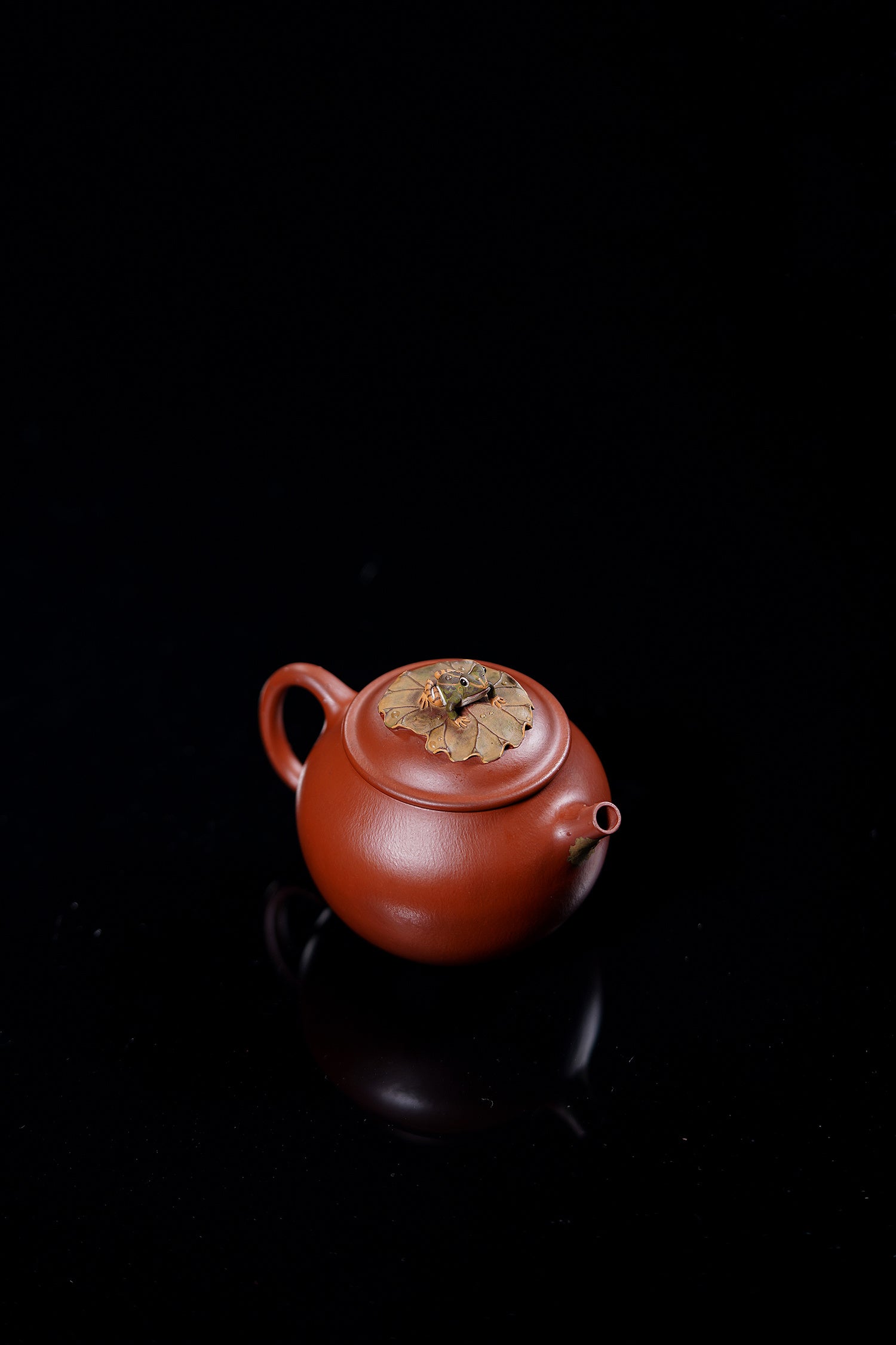 中国紫砂界原创花器艺术名家·陈真趣味臻品《莲畔凝眸壶》藏礼双绝 未来可期！  ——原矿优质朱泥·120cc
