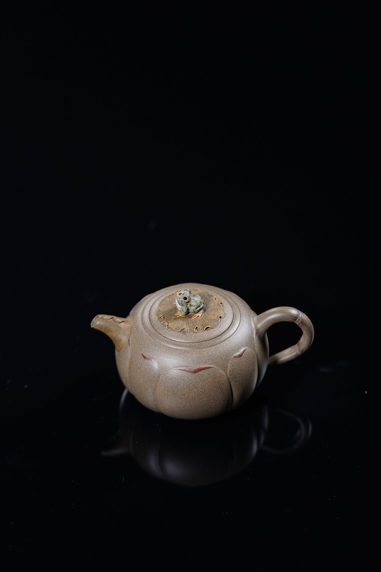 中国紫砂界原创花器艺术名家·陈真趣味臻品《荷塘蛙趣壶》藏礼双绝 未来可期！  ——原矿优质青段·130cc