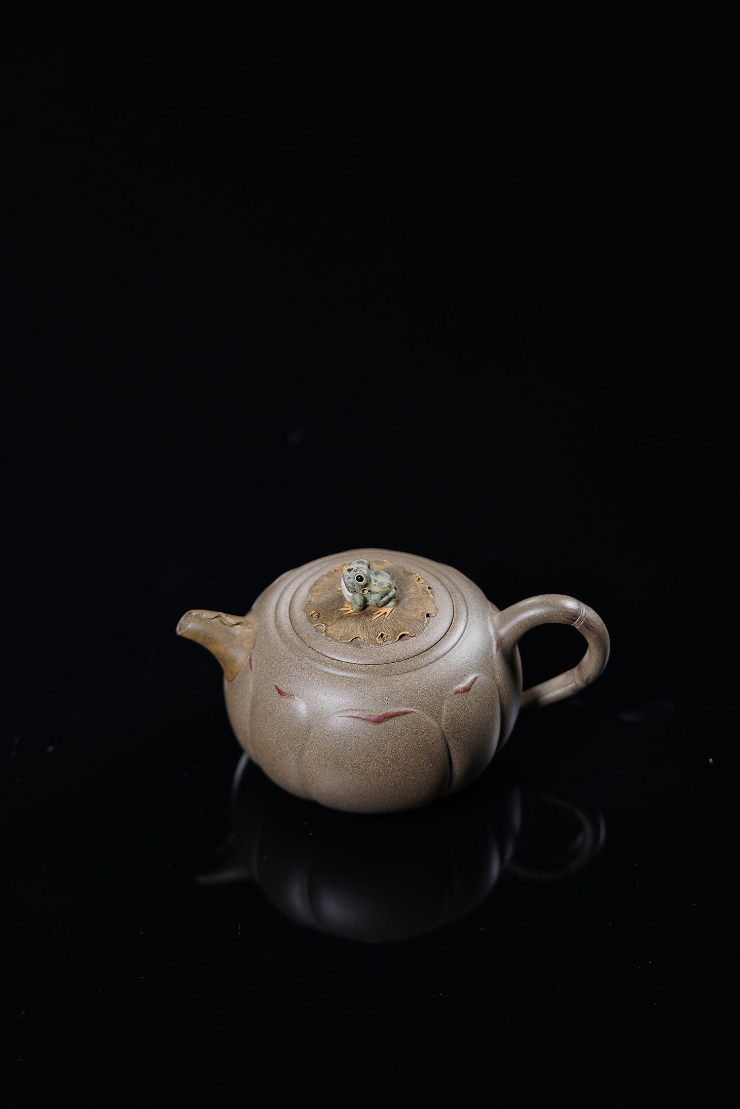 中国紫砂界原创花器艺术名家·陈真趣味臻品《荷塘蛙趣壶》藏礼双绝 未来可期！  ——原矿优质青段·130cc