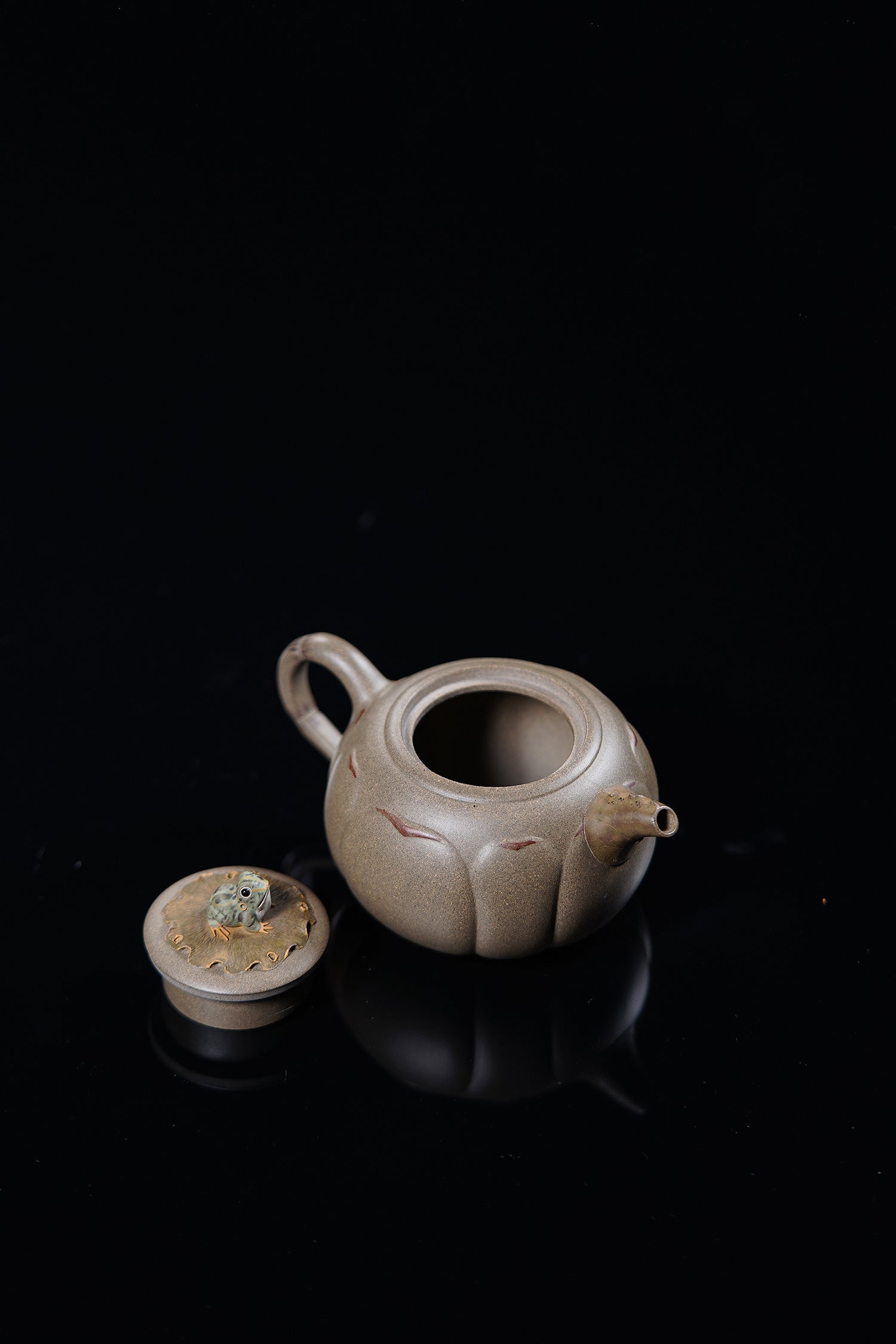 中国紫砂界原创花器艺术名家·陈真趣味臻品《荷塘蛙趣壶》藏礼双绝 未来可期！  ——原矿优质青段·130cc