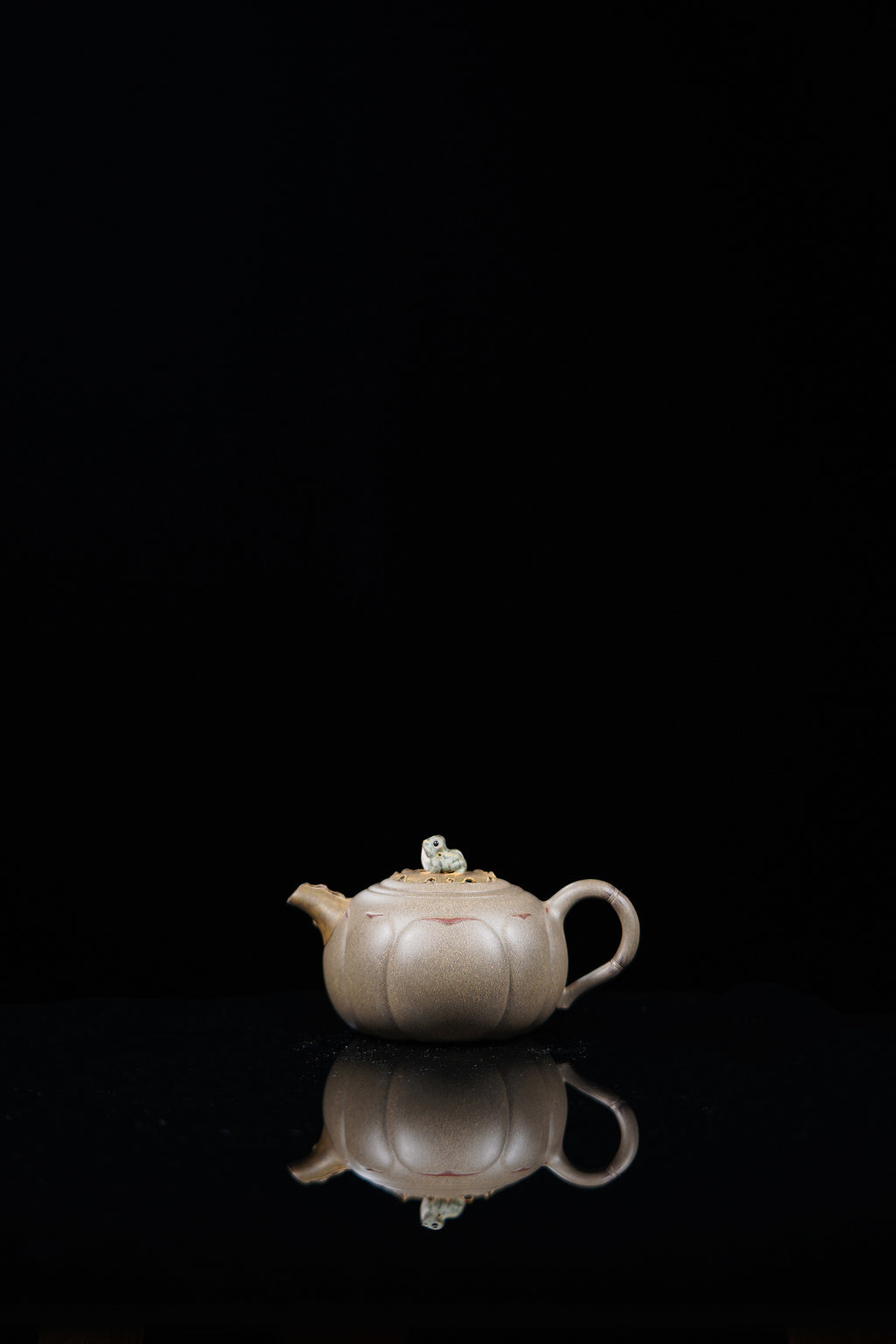 中国紫砂界原创花器艺术名家·陈真趣味臻品《荷塘蛙趣壶》藏礼双绝 未来可期！  ——原矿优质青段·130cc