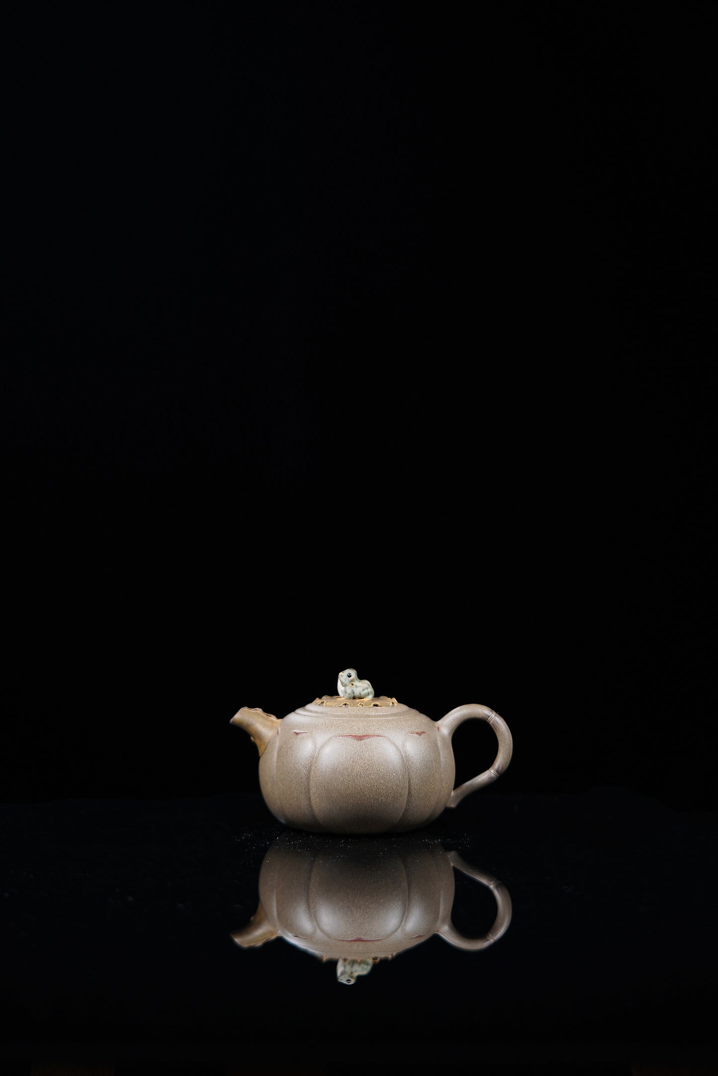 中国紫砂界原创花器艺术名家·陈真趣味臻品《荷塘蛙趣壶》藏礼双绝 未来可期！  ——原矿优质青段·130cc