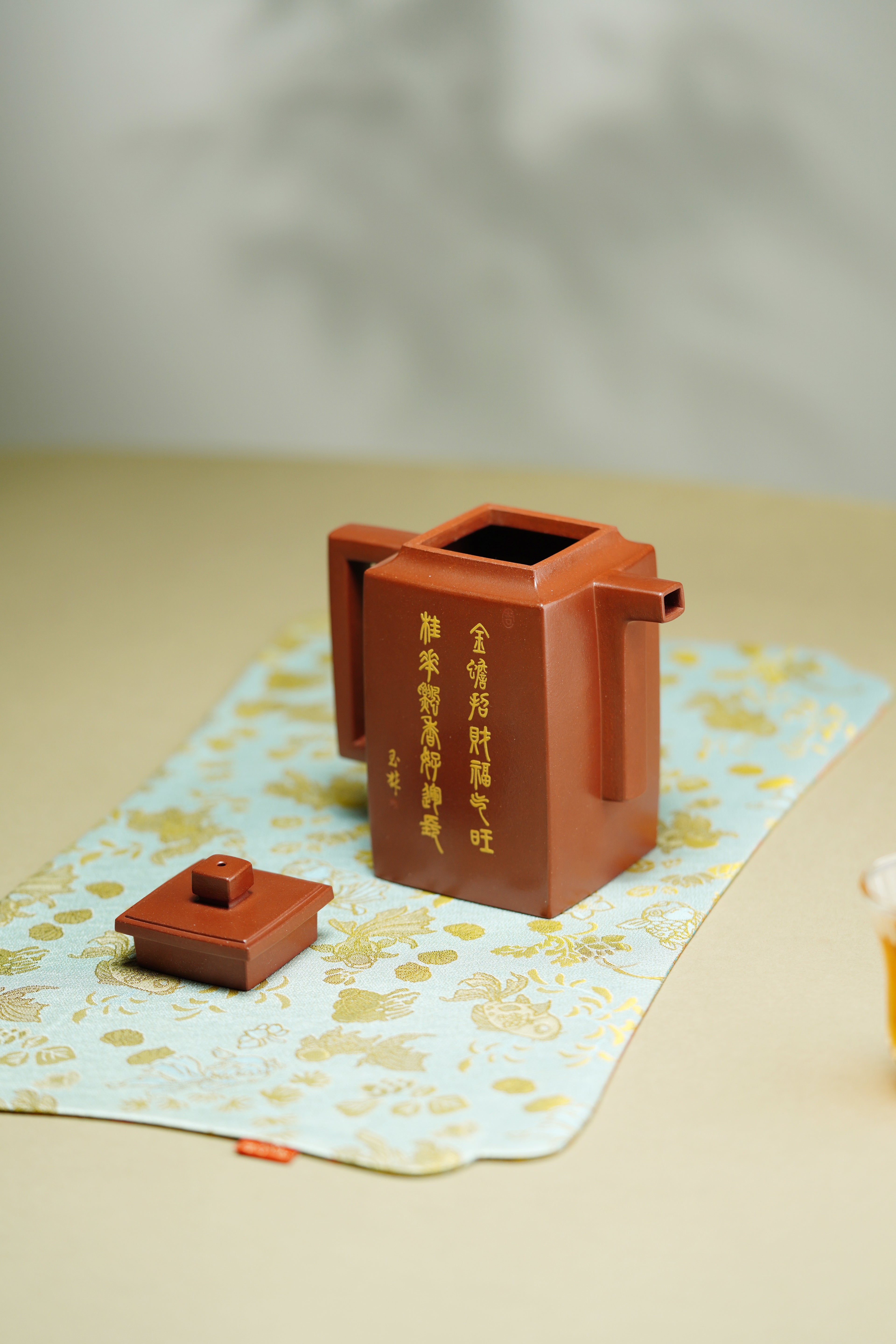 稀世典藏·双大师联袂·世间唯一孤品重器｜沈更轶亲制·邱玉林装饰巅峰之作【金砖聚财壶】——原矿优质底槽清·450cc