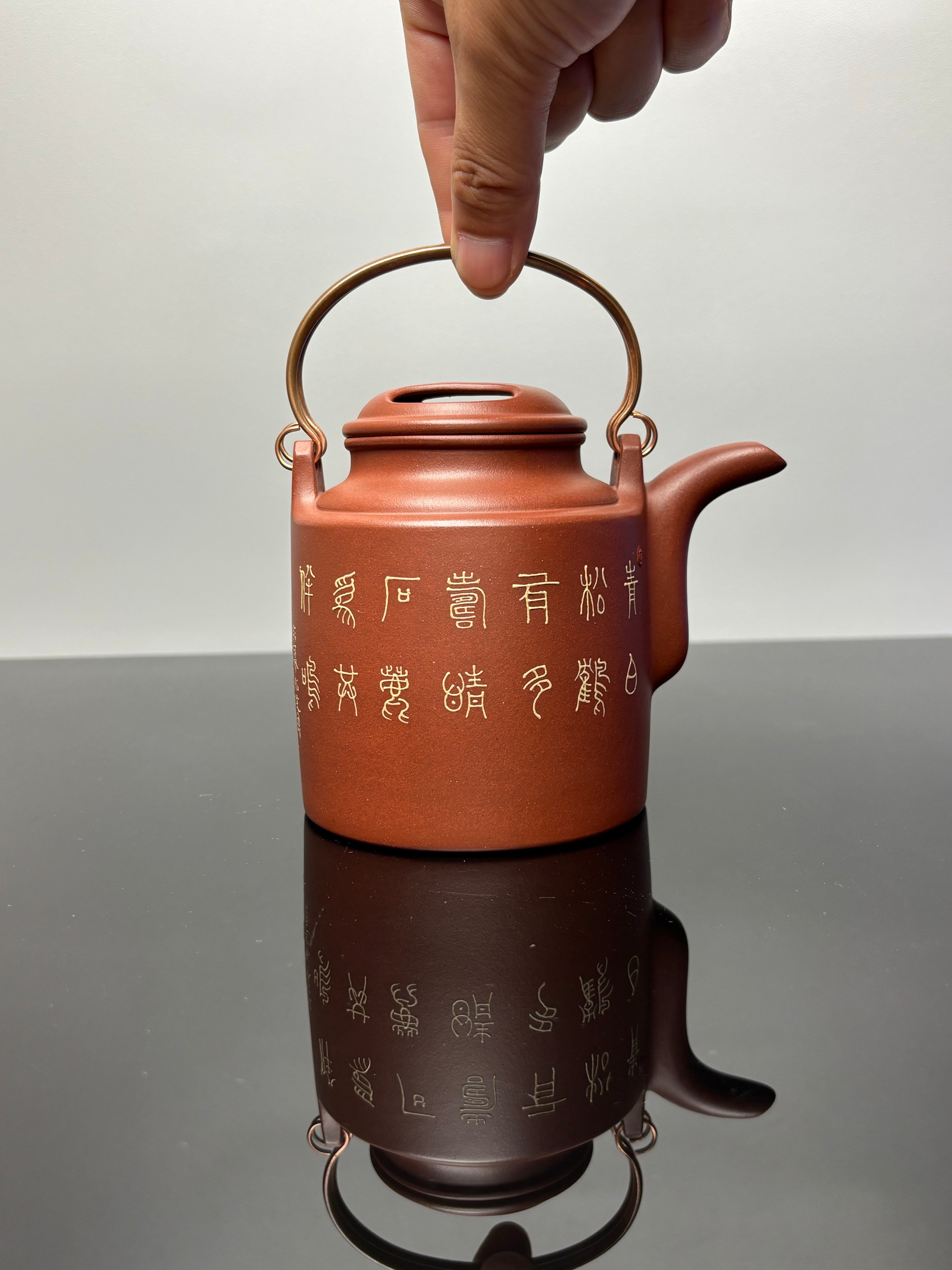 稀世紫砂·全球孤品｜杜益君制·汪小文泥绘【洋桶壶】雅昌拍卖9.7万同款 原矿优质底槽青｜容量：500cc