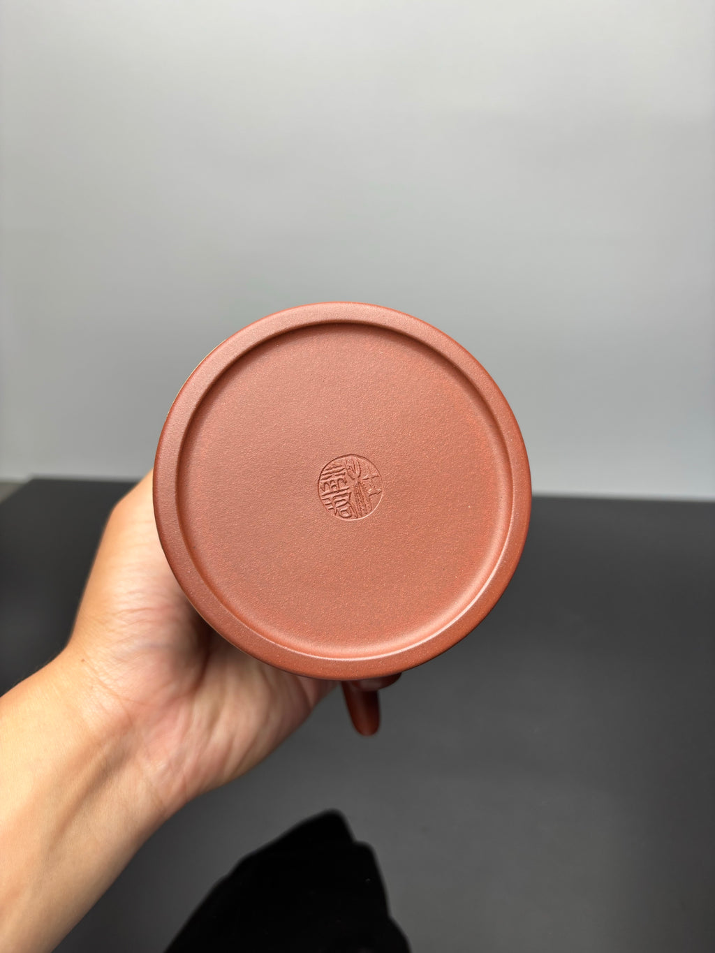 稀世紫砂·全球孤品｜杜益君制·汪小文泥绘【洋桶壶】雅昌拍卖9.7万同款 原矿优质底槽青｜容量：500cc