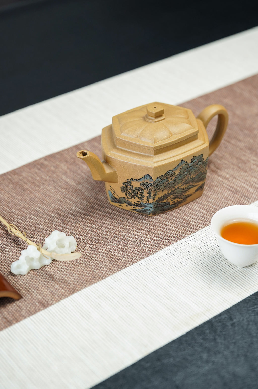紫砂界彩刻山水第一人·李峰巅峰臻品《六方华锦壶》礼藏双绝 传世重器！  ——原矿优质黄金段泥·450cc
