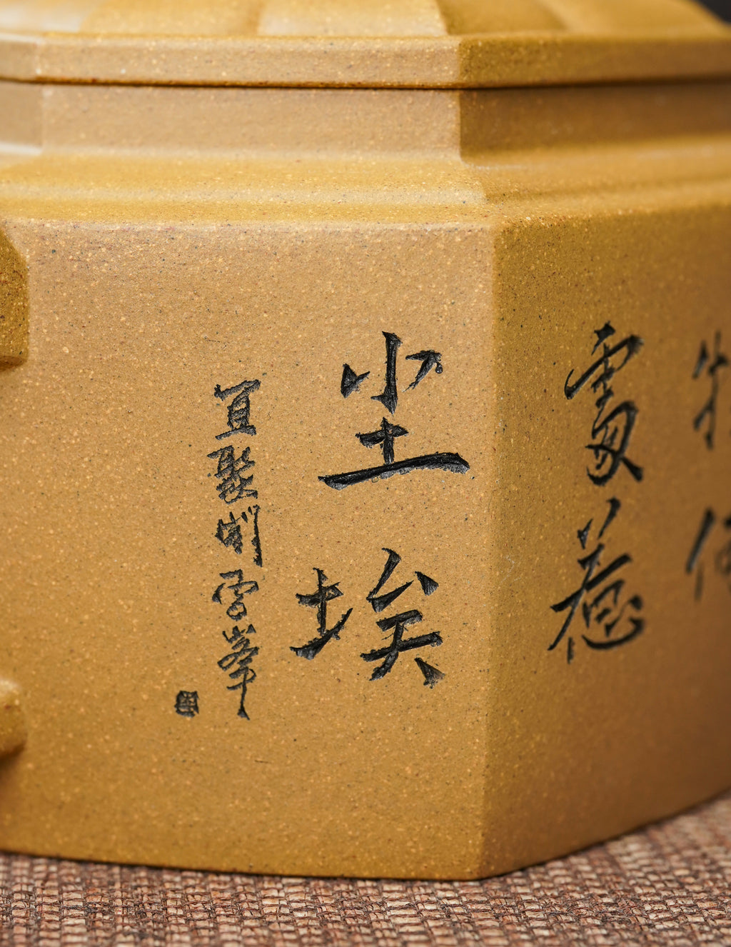 紫砂界彩刻山水第一人·李峰巅峰臻品《六方华锦壶》礼藏双绝 传世重器！  ——原矿优质黄金段泥·450cc