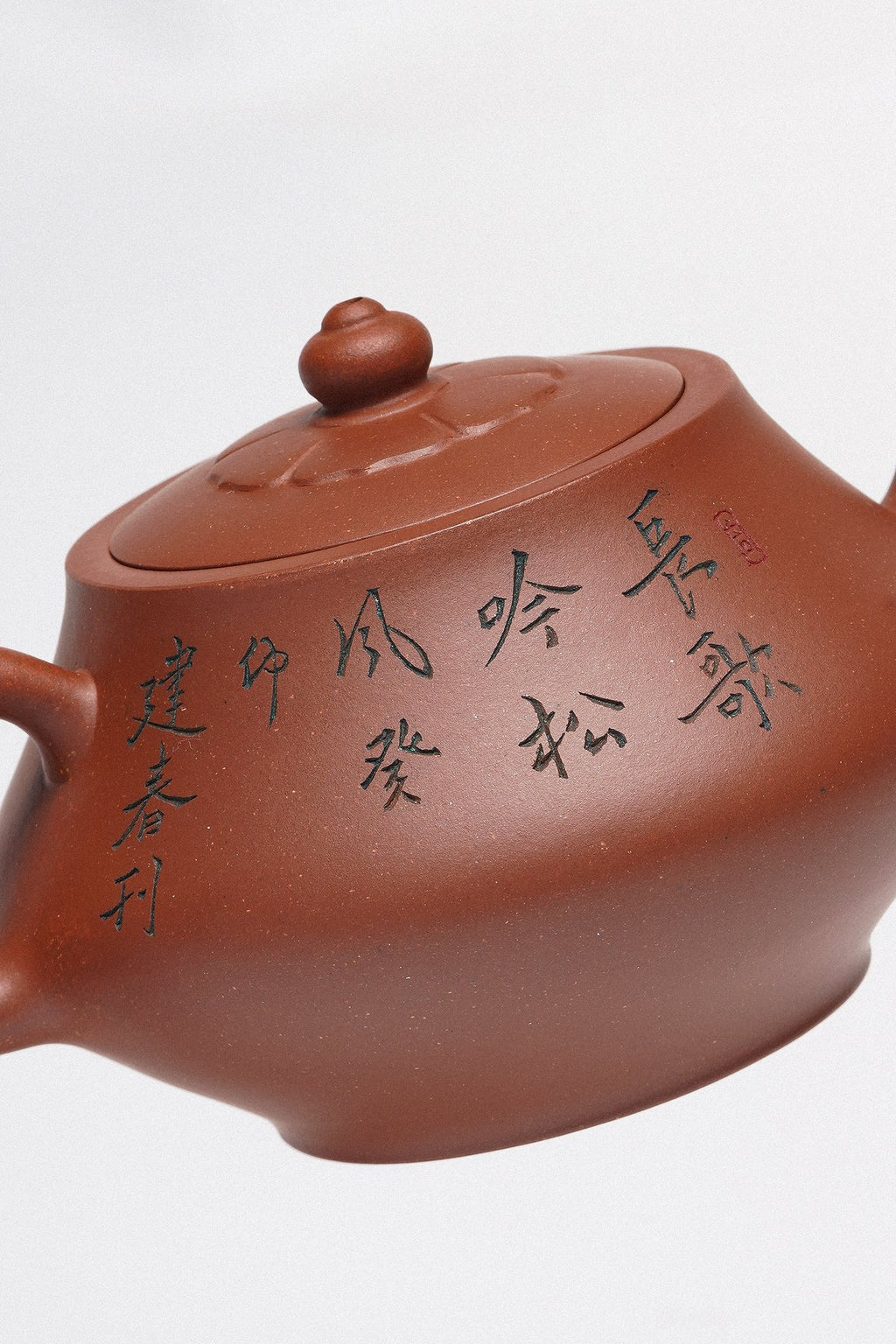 周建春大师扛鼎之作《玉立壶》是收藏与礼赠皆宜的高端艺术品 ——原矿优质底槽清·300cc
