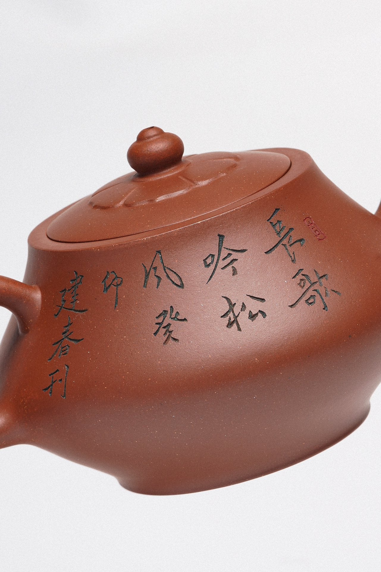 周建春大师扛鼎之作《玉立壶》是收藏与礼赠皆宜的高端艺术品 ——原矿优质底槽清·300cc