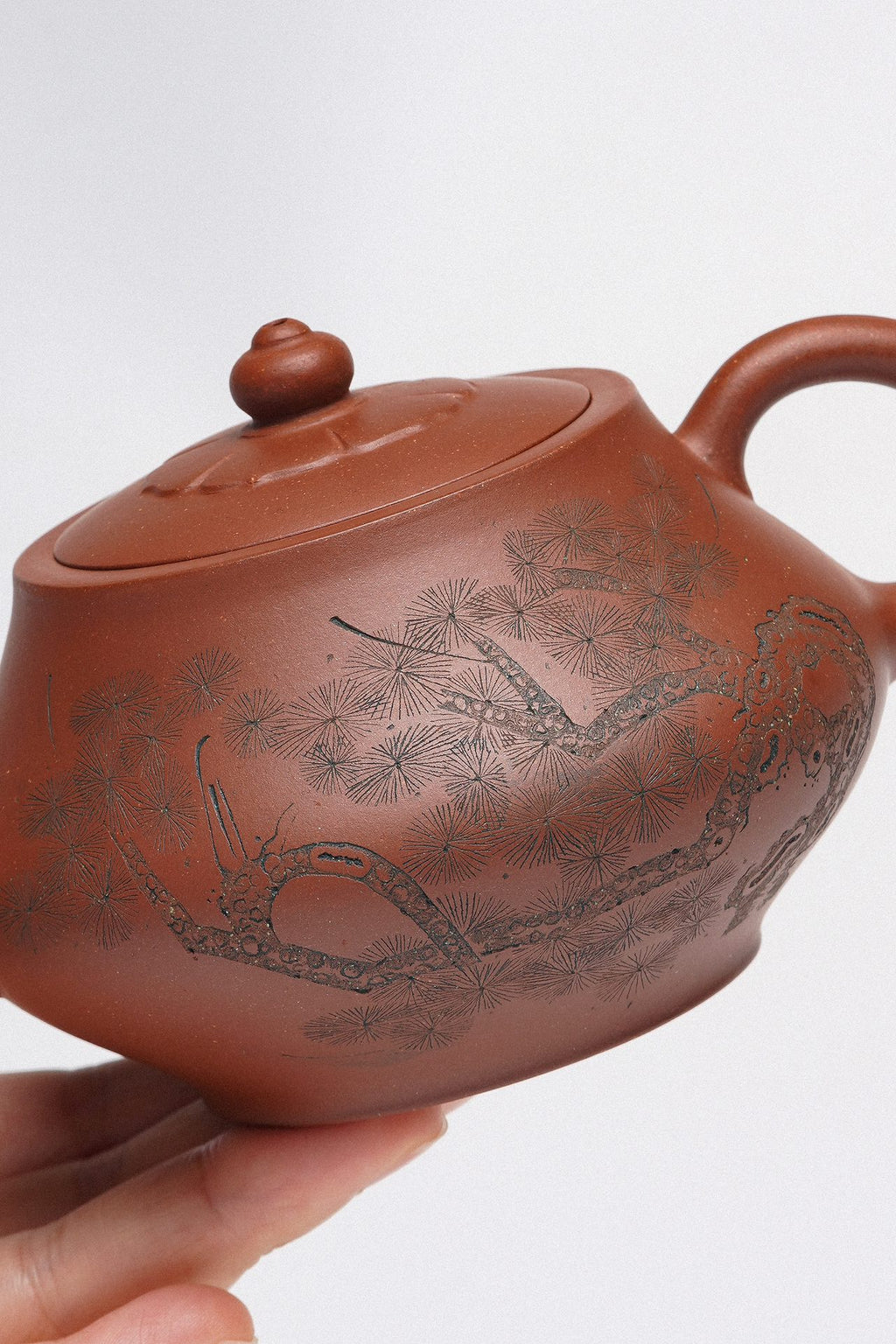 周建春大师扛鼎之作《玉立壶》是收藏与礼赠皆宜的高端艺术品 ——原矿优质底槽清·300cc