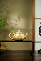 紫砂与雕塑融合·原创艺术重器【莲心壶】礼藏双宜之选的高端艺术品！  ——原矿优质黄金降坡 230cc（黄金紫晶贝壳烧）