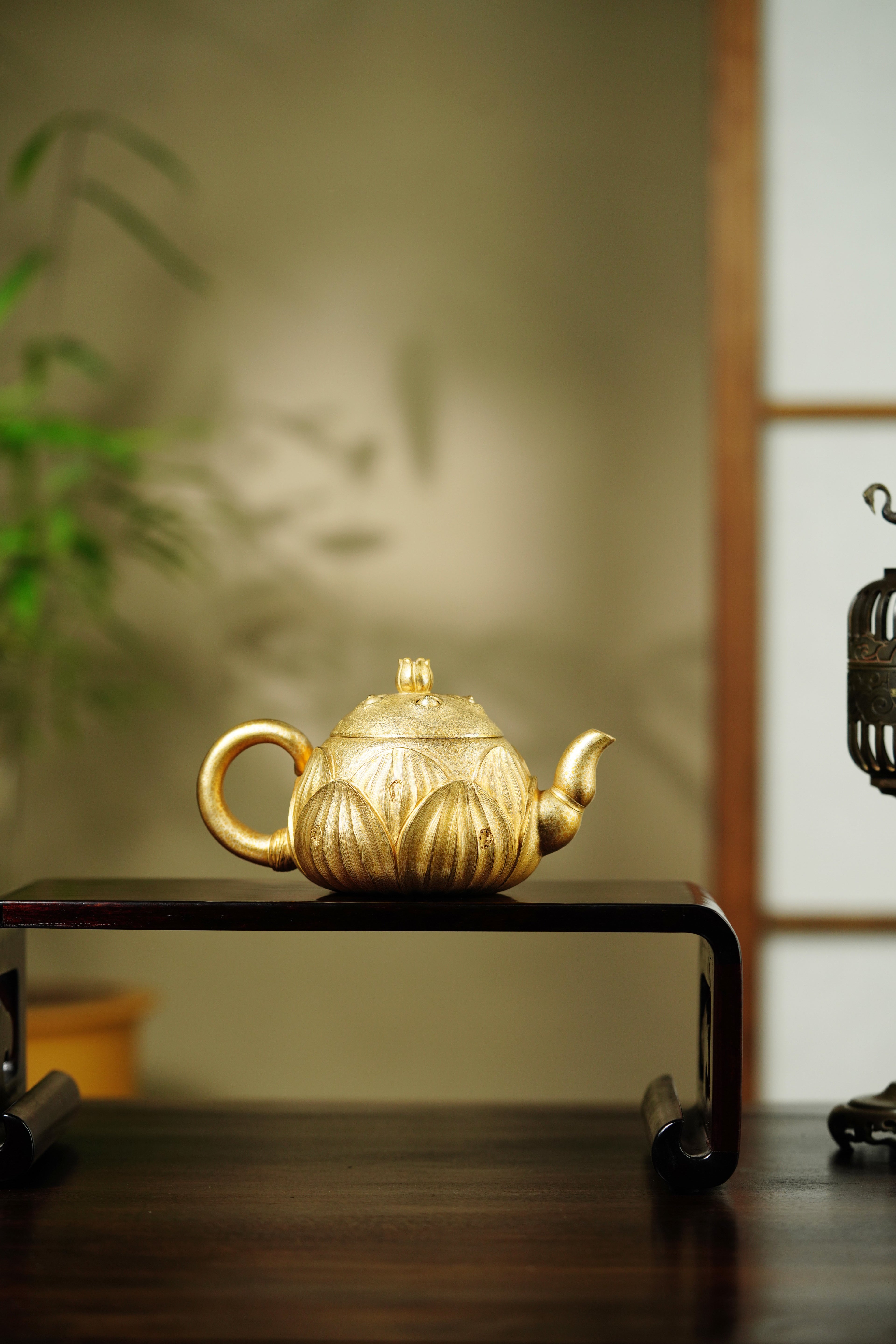 紫砂与雕塑融合·原创艺术重器【莲心壶】礼藏双宜之选的高端艺术品！  ——原矿优质黄金降坡 230cc（黄金紫晶贝壳烧）