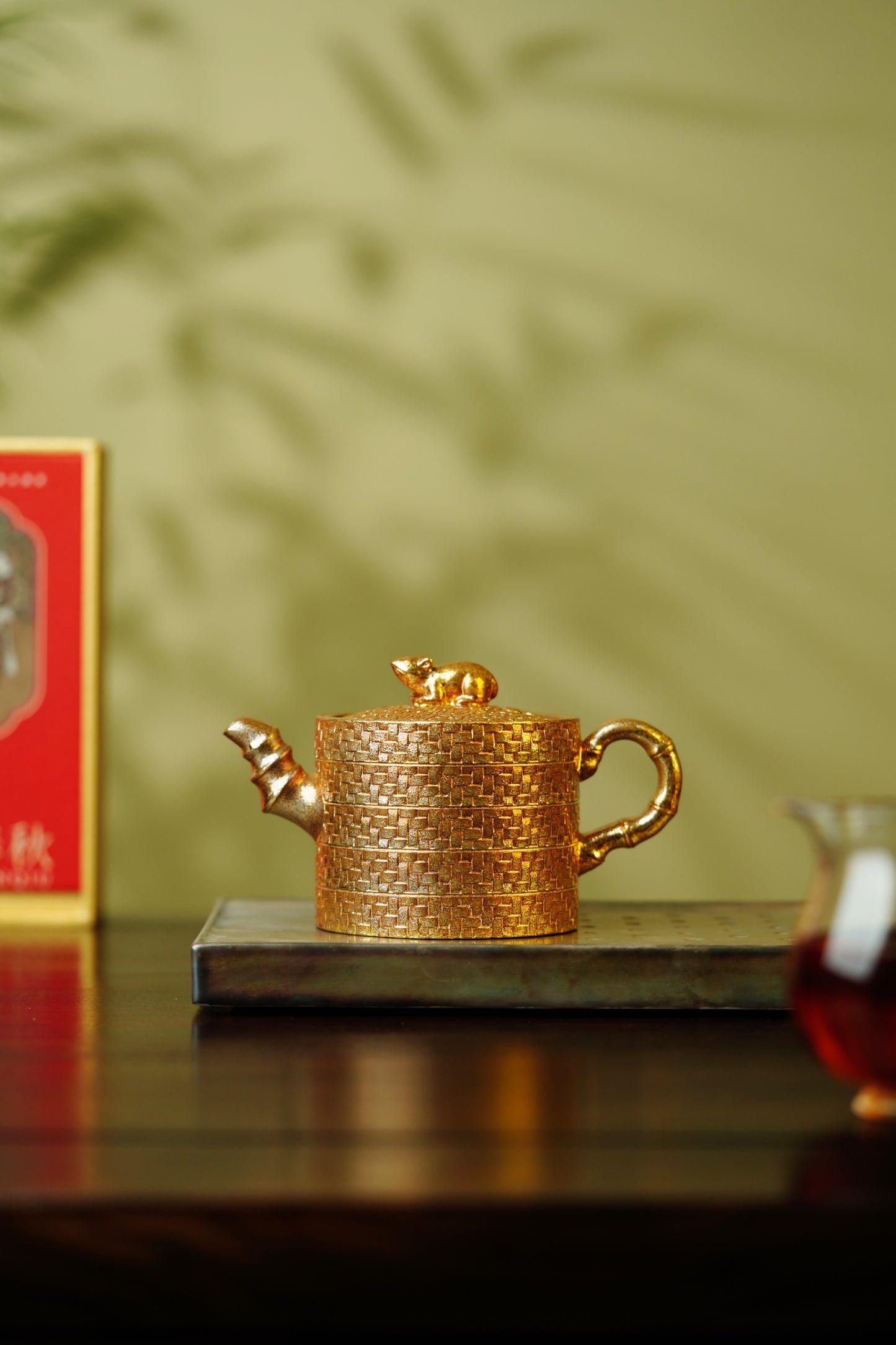 紫砂与雕塑融合·原创艺术重器【鼠来宝壶——原矿优质黄金段·260cc(黄金贝壳烧) ——原创紫砂艺术家·朱红景