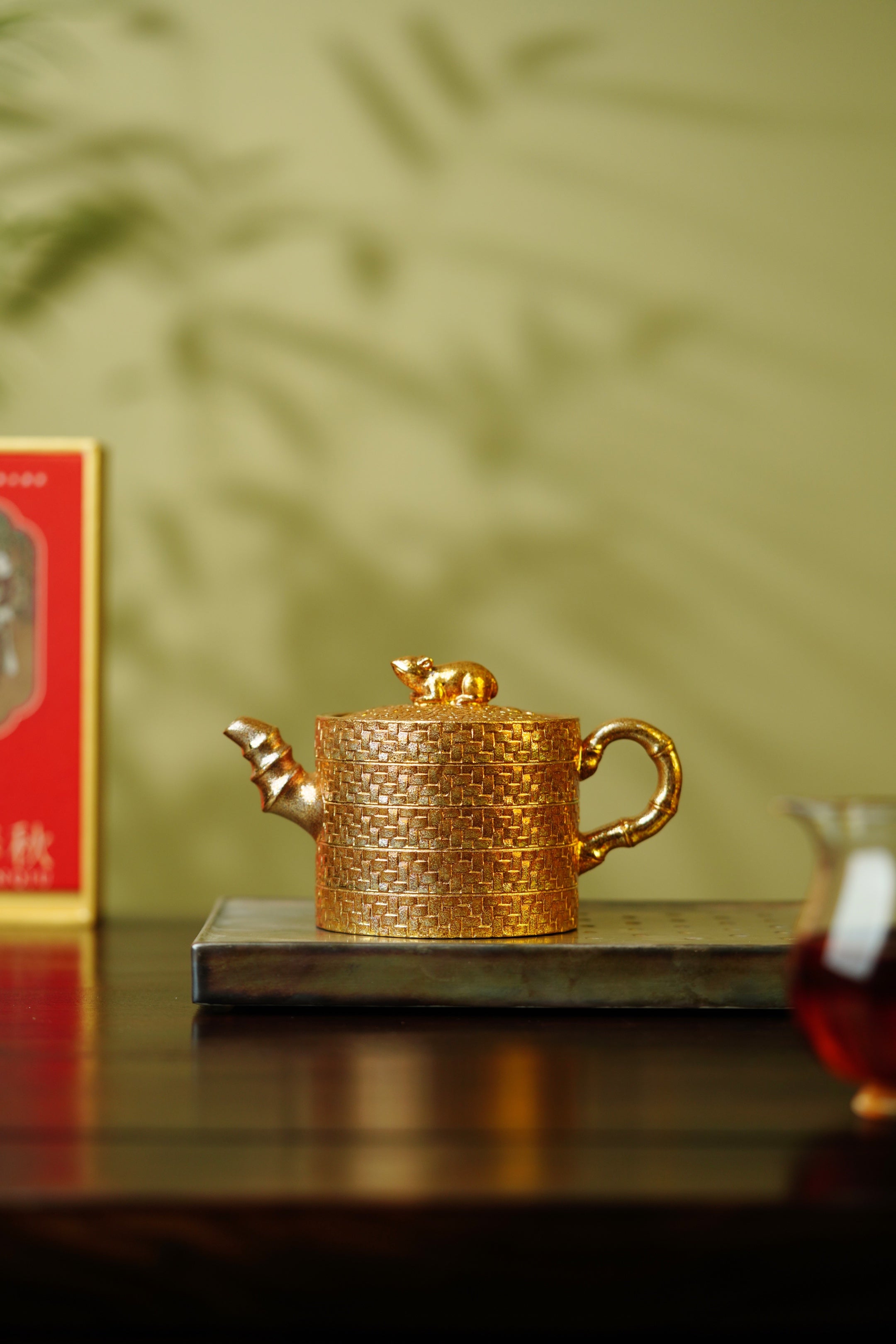 紫砂与雕塑融合·原创艺术重器【鼠来宝壶——原矿优质黄金段·260cc(黄金贝壳烧) ——原创紫砂艺术家·朱红景