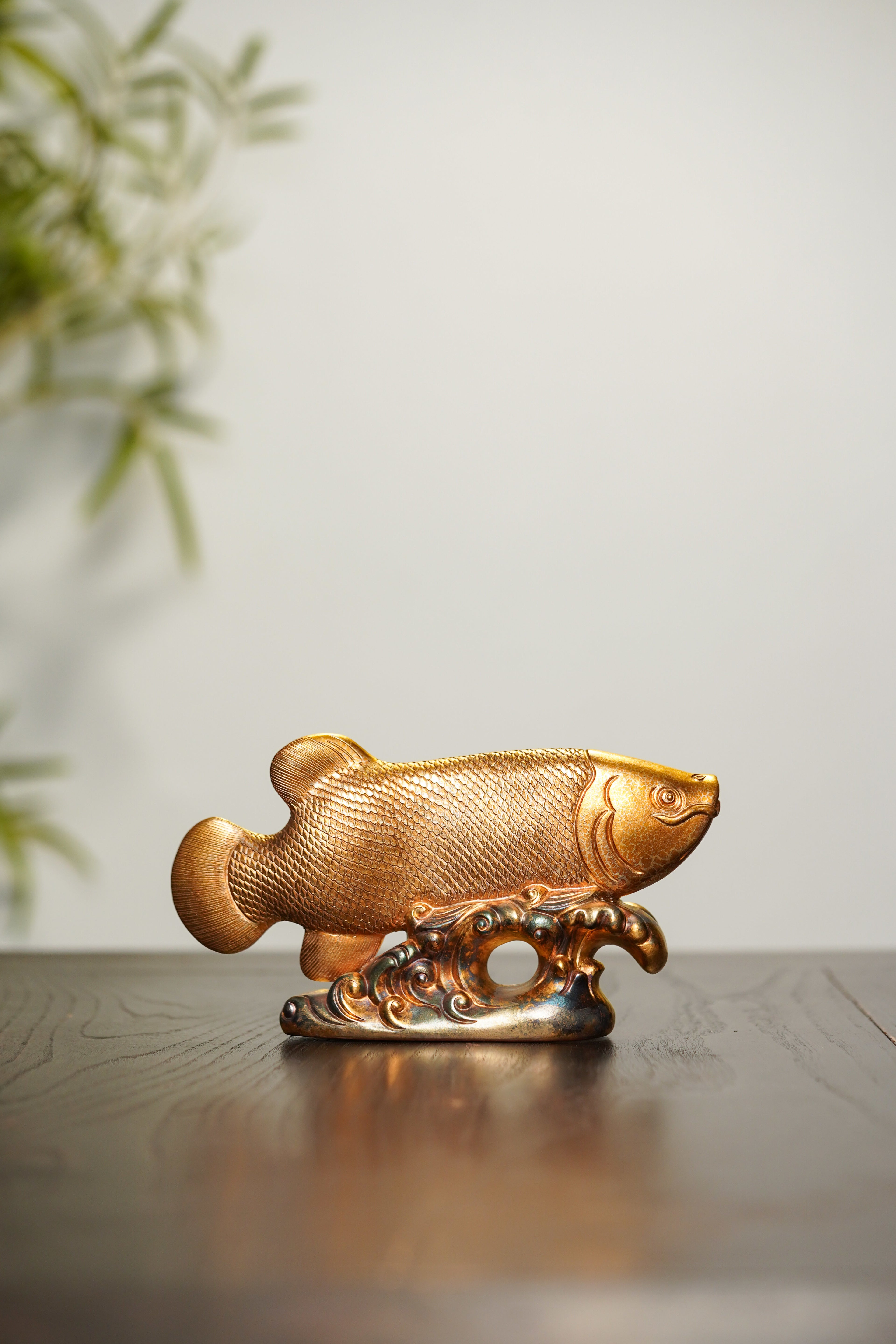 金鳞纳福·海浪承祥｜紫砂雕塑艺术家·张亚仙亲制·非遗黄金贝壳烧《金龙鱼》摆件 长20.8cm × 宽5cm × 高11.8cm