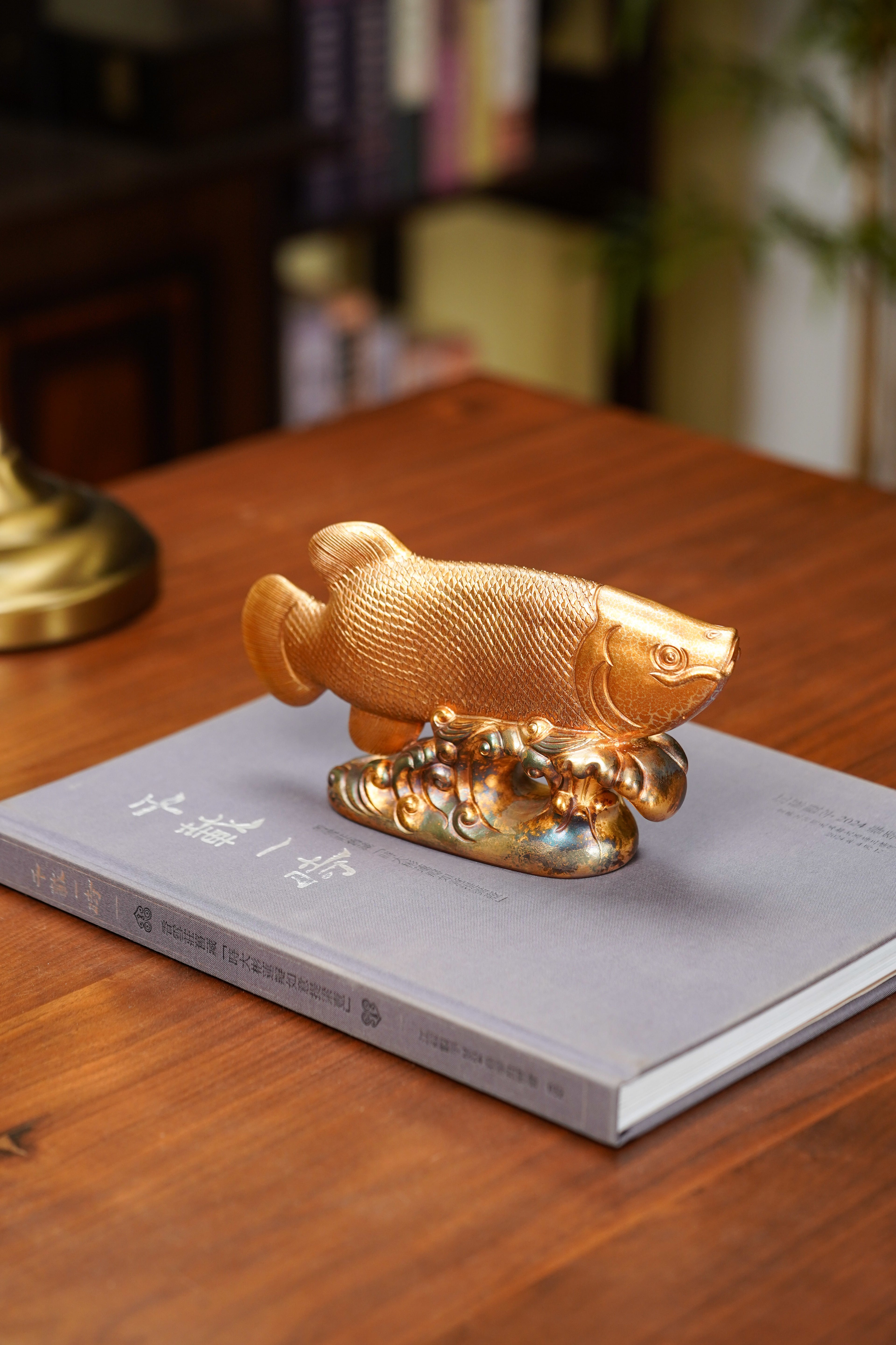 金鳞纳福·海浪承祥｜紫砂雕塑艺术家·张亚仙亲制·非遗黄金贝壳烧《金龙鱼》摆件 长20.8cm × 宽5cm × 高11.8cm