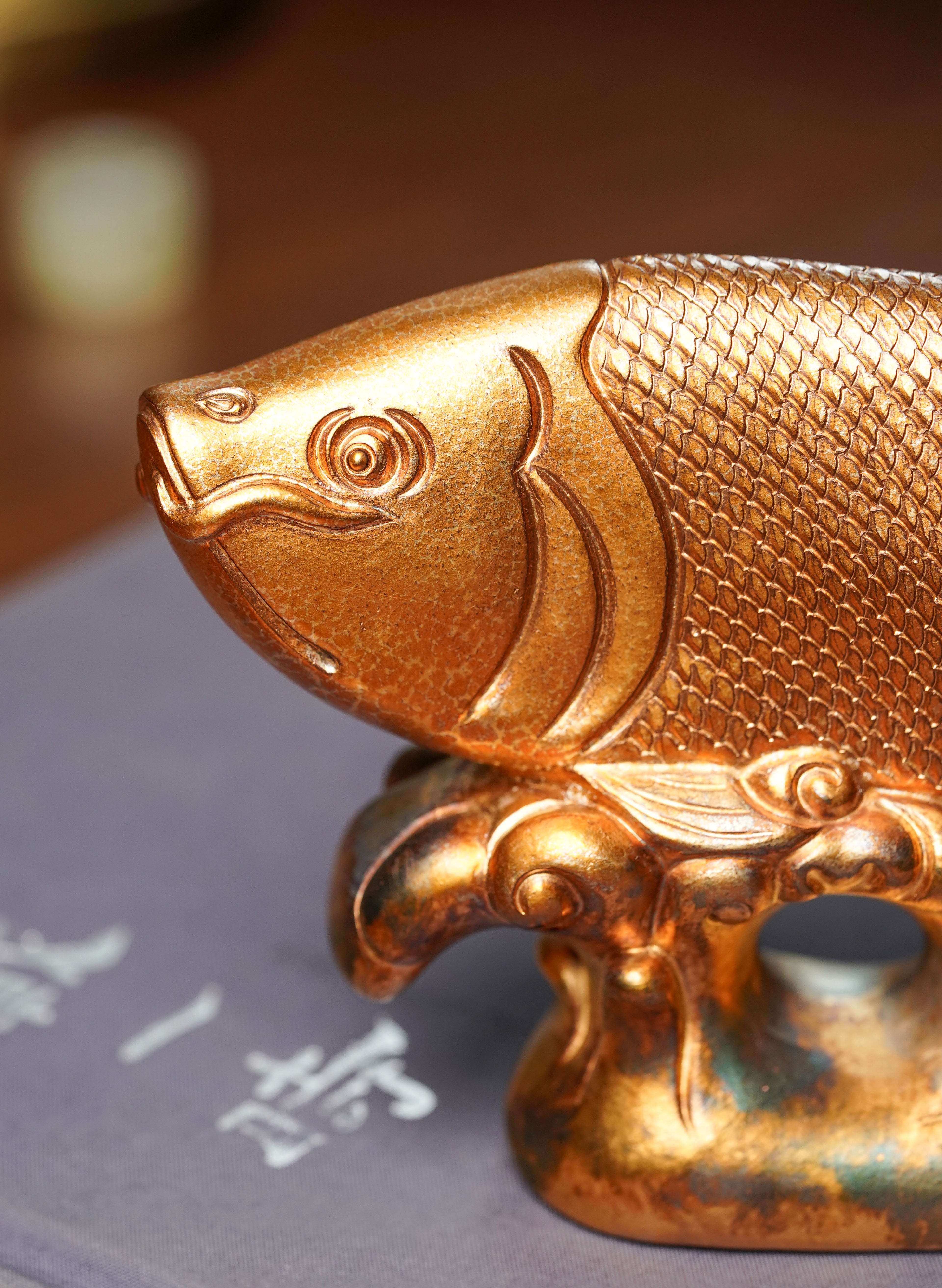 金鳞纳福·海浪承祥｜紫砂雕塑艺术家·张亚仙亲制·非遗黄金贝壳烧《金龙鱼》摆件 长20.8cm × 宽5cm × 高11.8cm