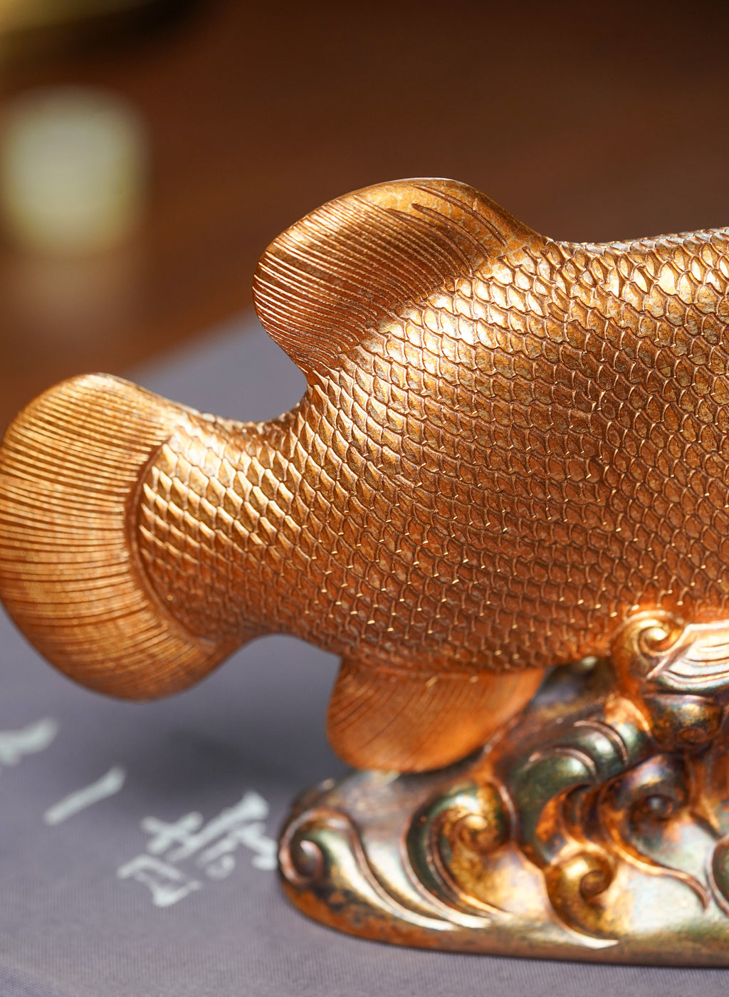 金鳞纳福·海浪承祥｜紫砂雕塑艺术家·张亚仙亲制·非遗黄金贝壳烧《金龙鱼》摆件 长20.8cm × 宽5cm × 高11.8cm