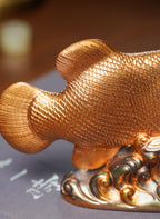 金鳞纳福·海浪承祥｜紫砂雕塑艺术家·张亚仙亲制·非遗黄金贝壳烧《金龙鱼》摆件 长20.8cm × 宽5cm × 高11.8cm