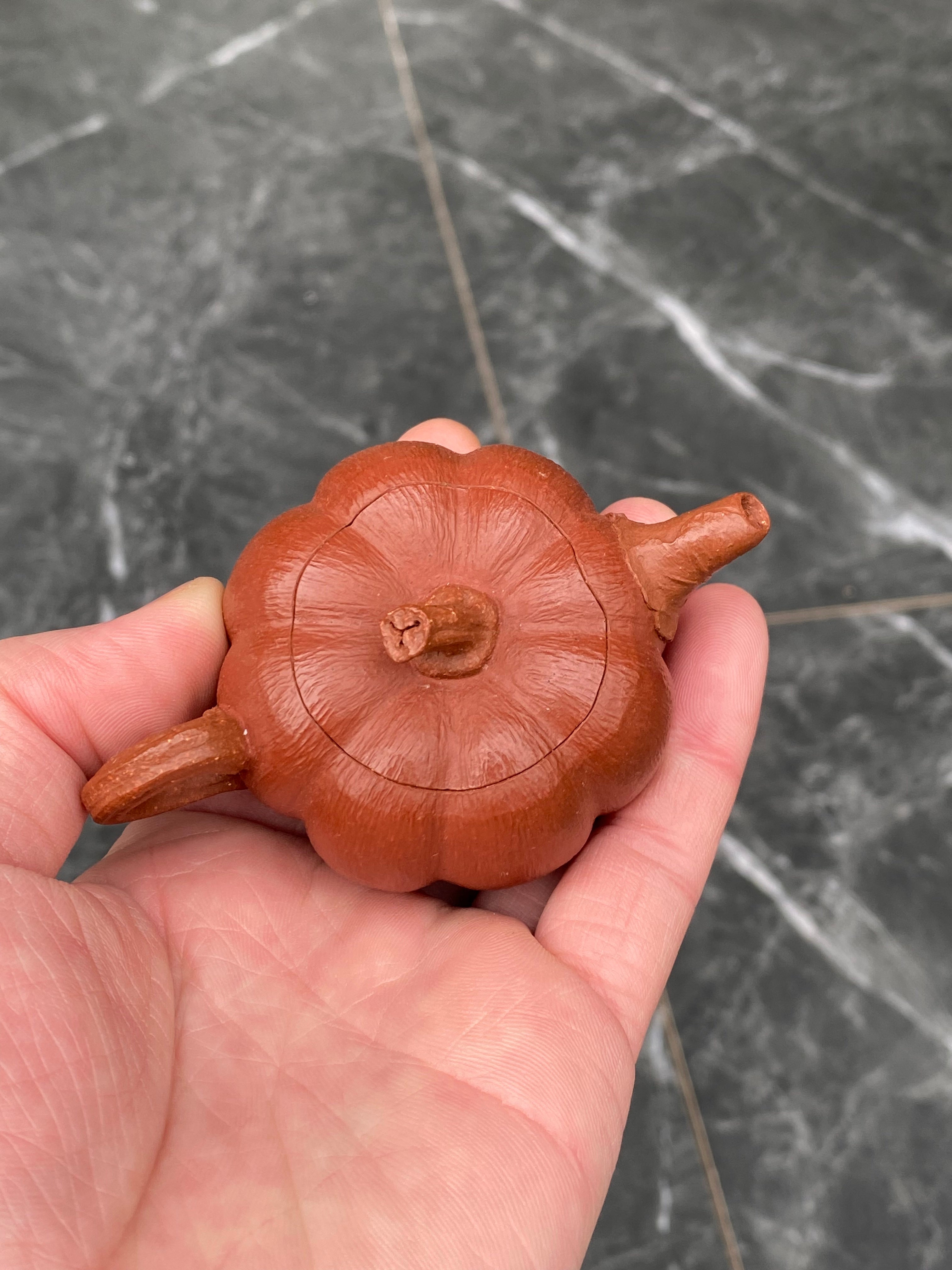 超级紫砂小南瓜壶·60cc 精品把玩 堪堪一握 上手出彩 原矿降坡料 肌理细腻 精巧可爱 口盖严实合缝 花器精品