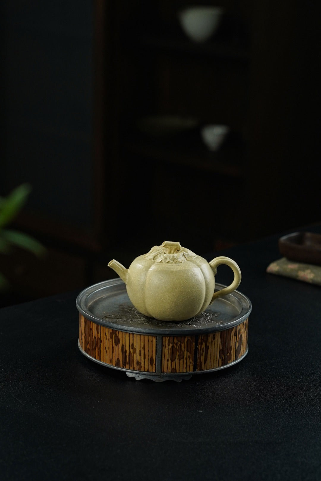 壶名：南瓜壶 容量：130cc 泥料：本山段泥 南瓜造型，匠心独运.
