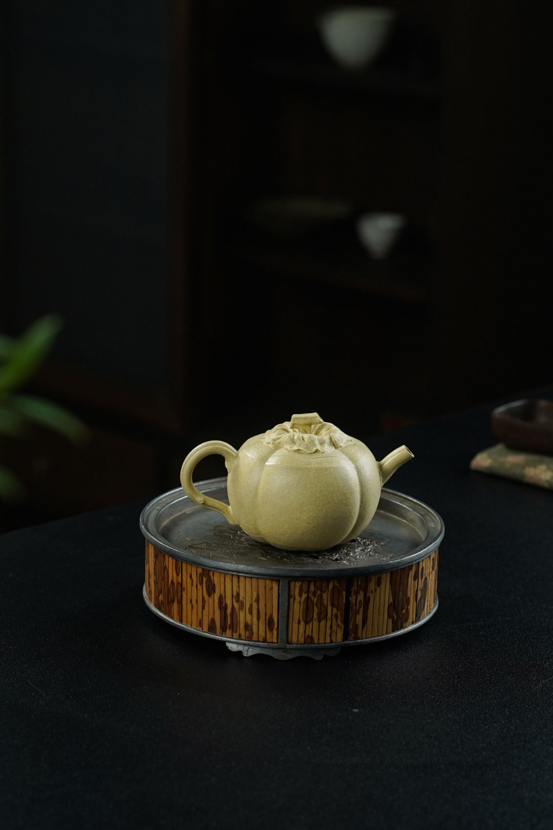 壶名：南瓜壶 容量：130cc 泥料：本山段泥 南瓜造型，匠心独运.
