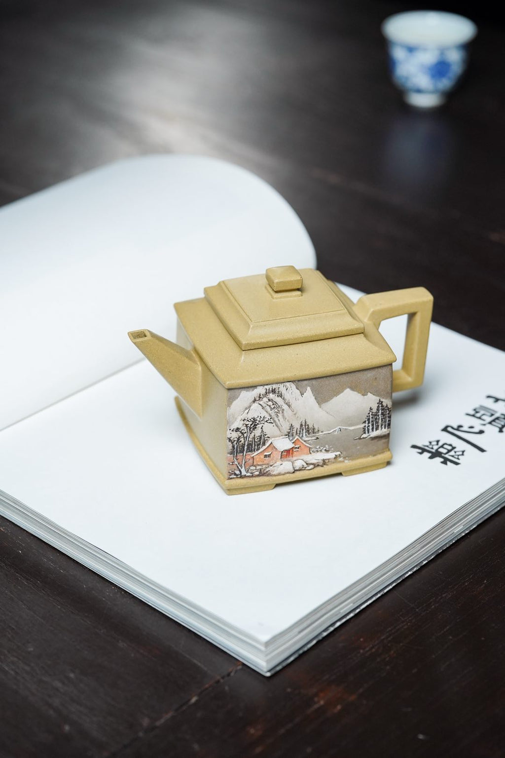 【登峰造极 泥绘巅峰】紫砂业界唯一·宗师何光宏｜双面立体意境山水堆绘《井方壶》传世孤品 稀缺原矿本山绿泥精制而成，容量300cc