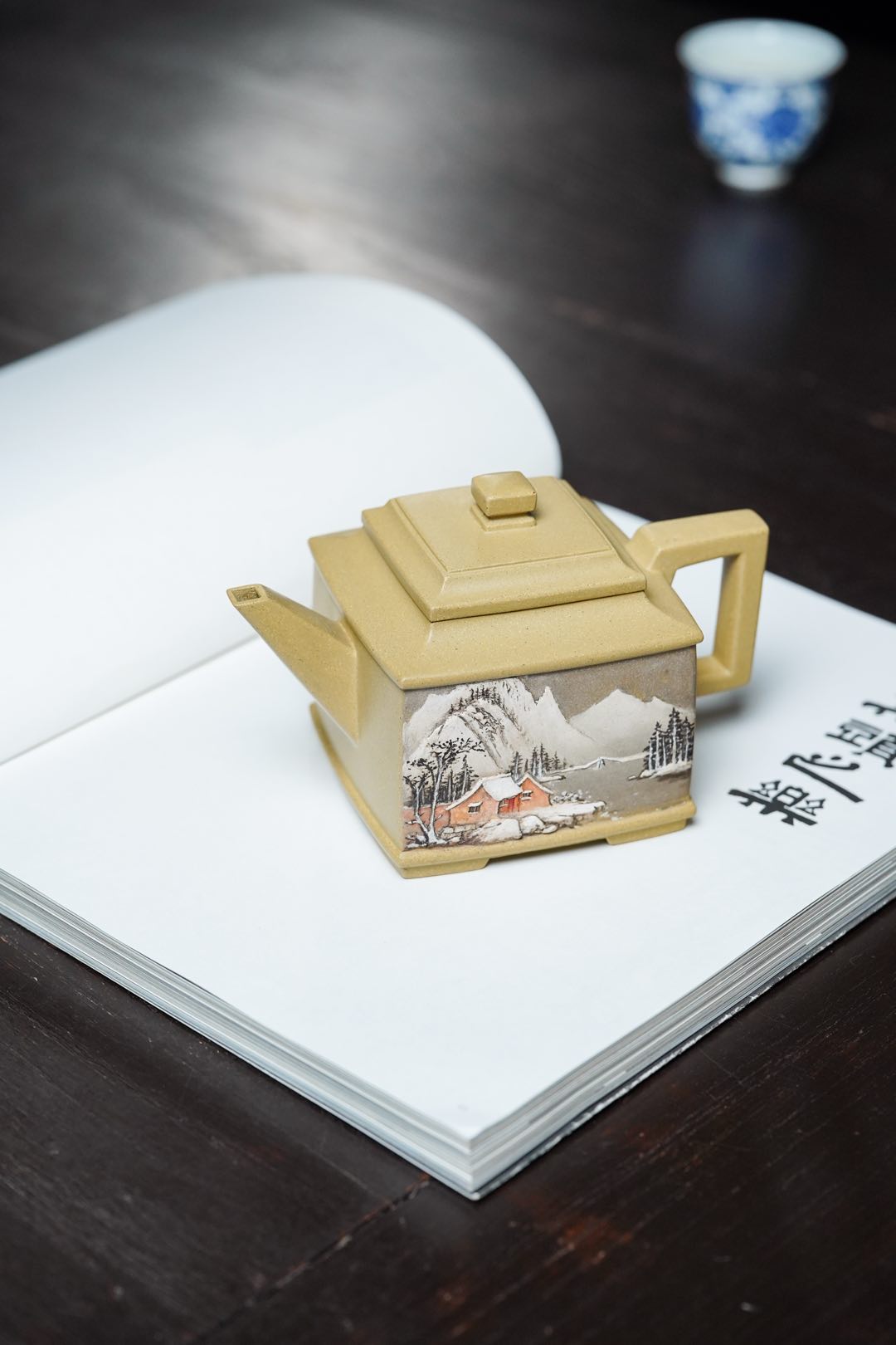 【登峰造极 泥绘巅峰】紫砂业界唯一·宗师何光宏｜双面立体意境山水堆绘《井方壶》传世孤品 稀缺原矿本山绿泥精制而成，容量300cc