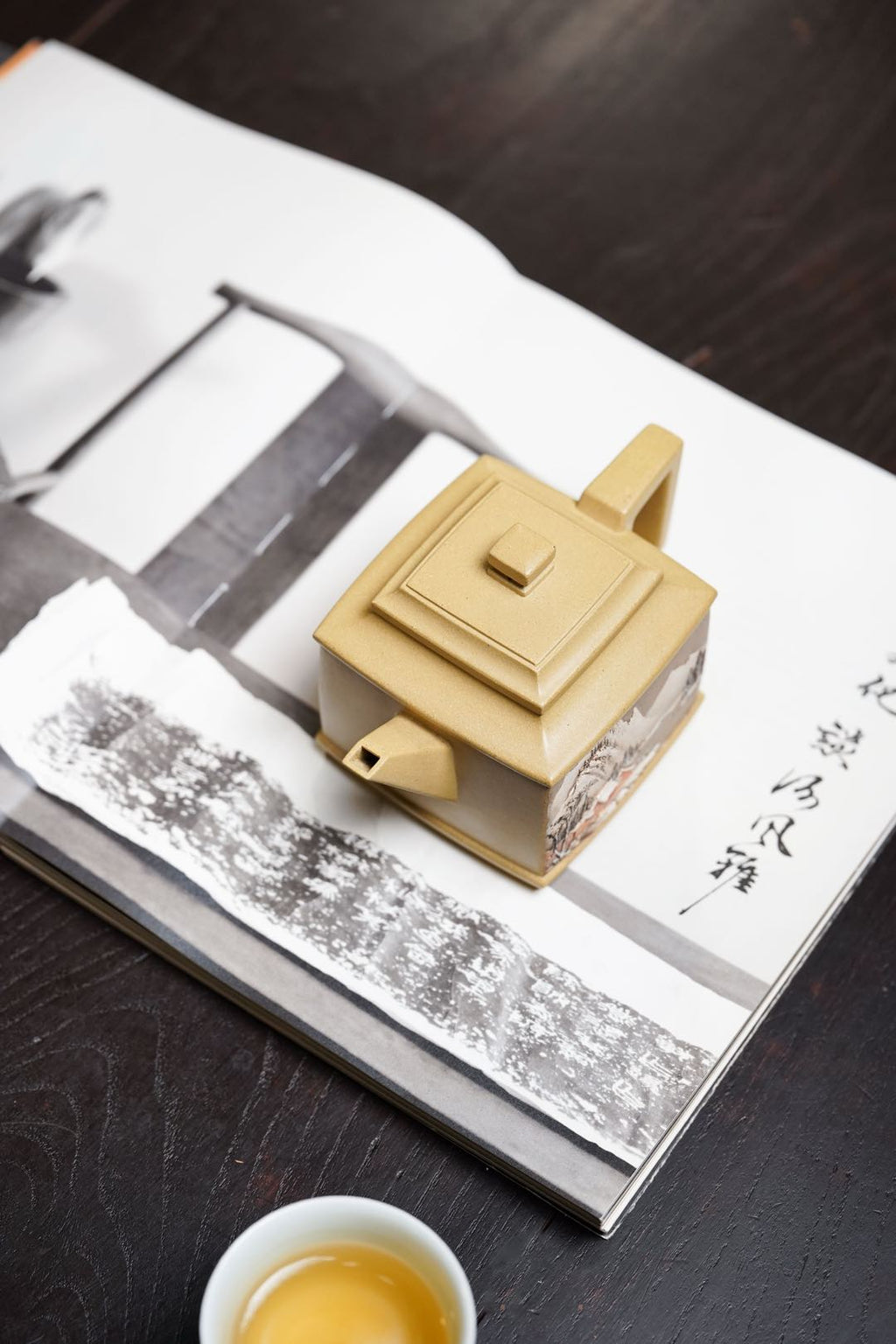 【登峰造极 泥绘巅峰】紫砂业界唯一·宗师何光宏｜双面立体意境山水堆绘《井方壶》传世孤品 稀缺原矿本山绿泥精制而成，容量300cc