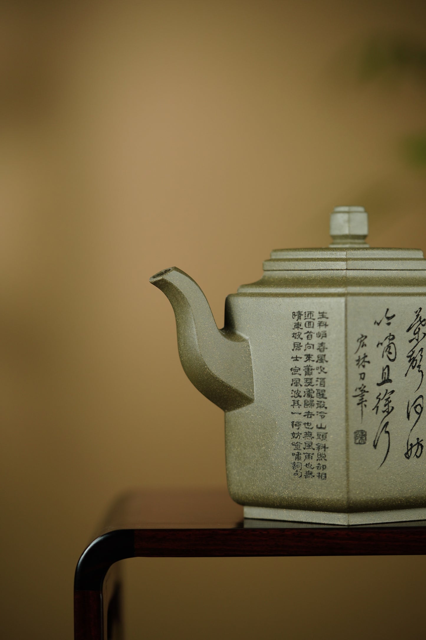 陈宏林大师传世巅峰臻品【高六方壶】业界标杆· ——原矿优质松华青段·420cc ——紫砂山水陶刻天花板·陈宏林亲工