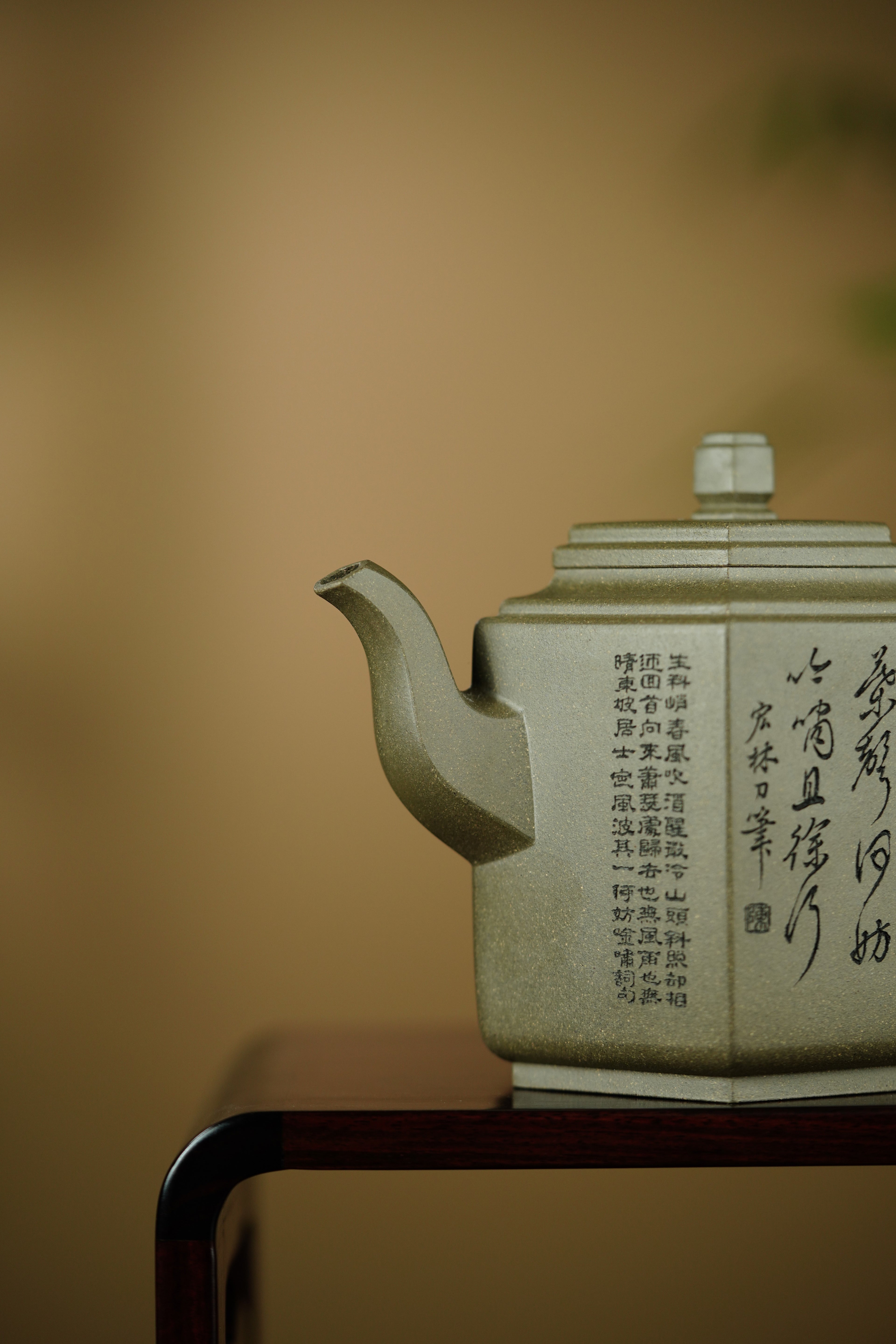 陈宏林大师传世巅峰臻品【高六方壶】业界标杆· ——原矿优质松华青段·420cc ——紫砂山水陶刻天花板·陈宏林亲工