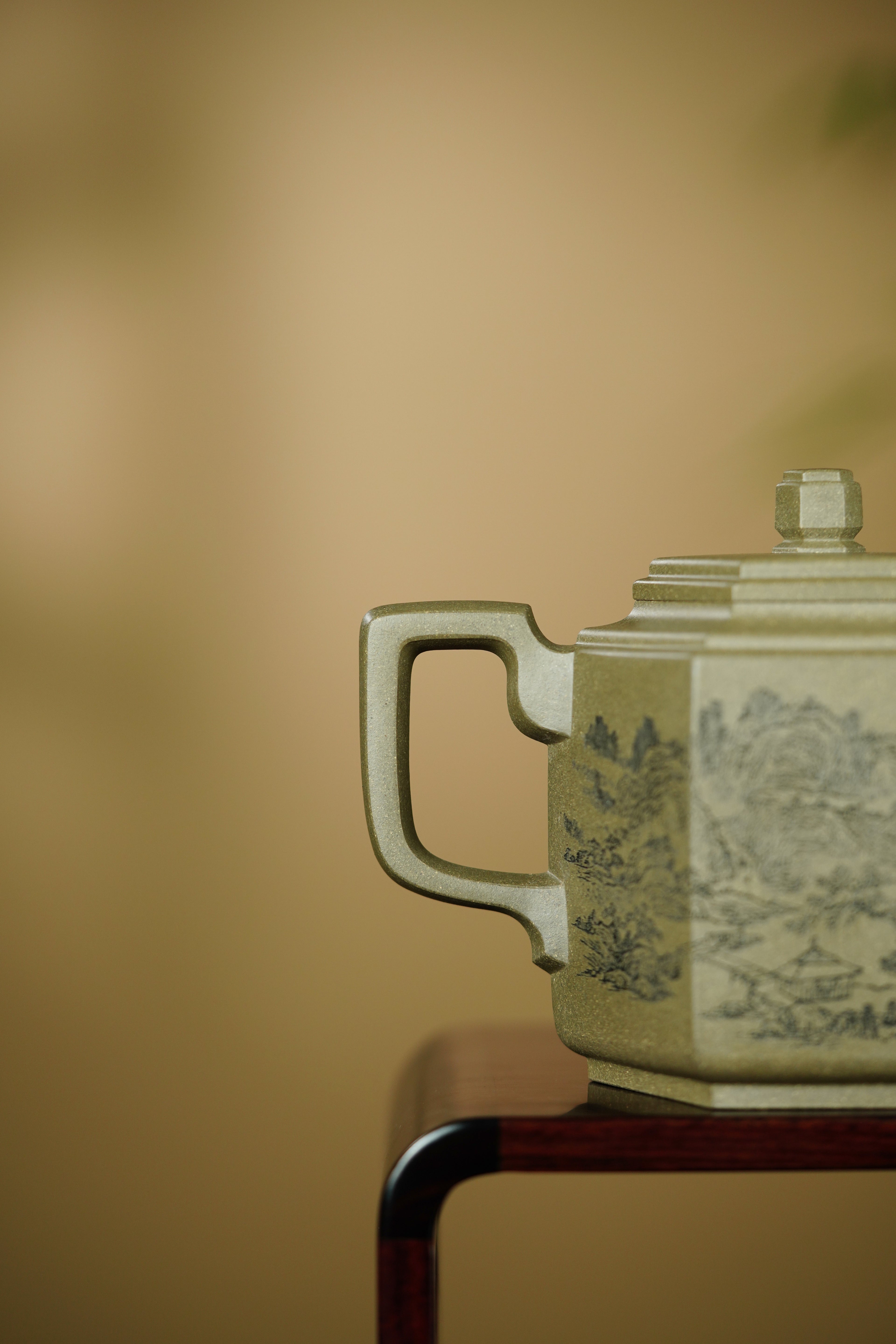 陈宏林大师传世巅峰臻品【高六方壶】业界标杆· ——原矿优质松华青段·420cc ——紫砂山水陶刻天花板·陈宏林亲工