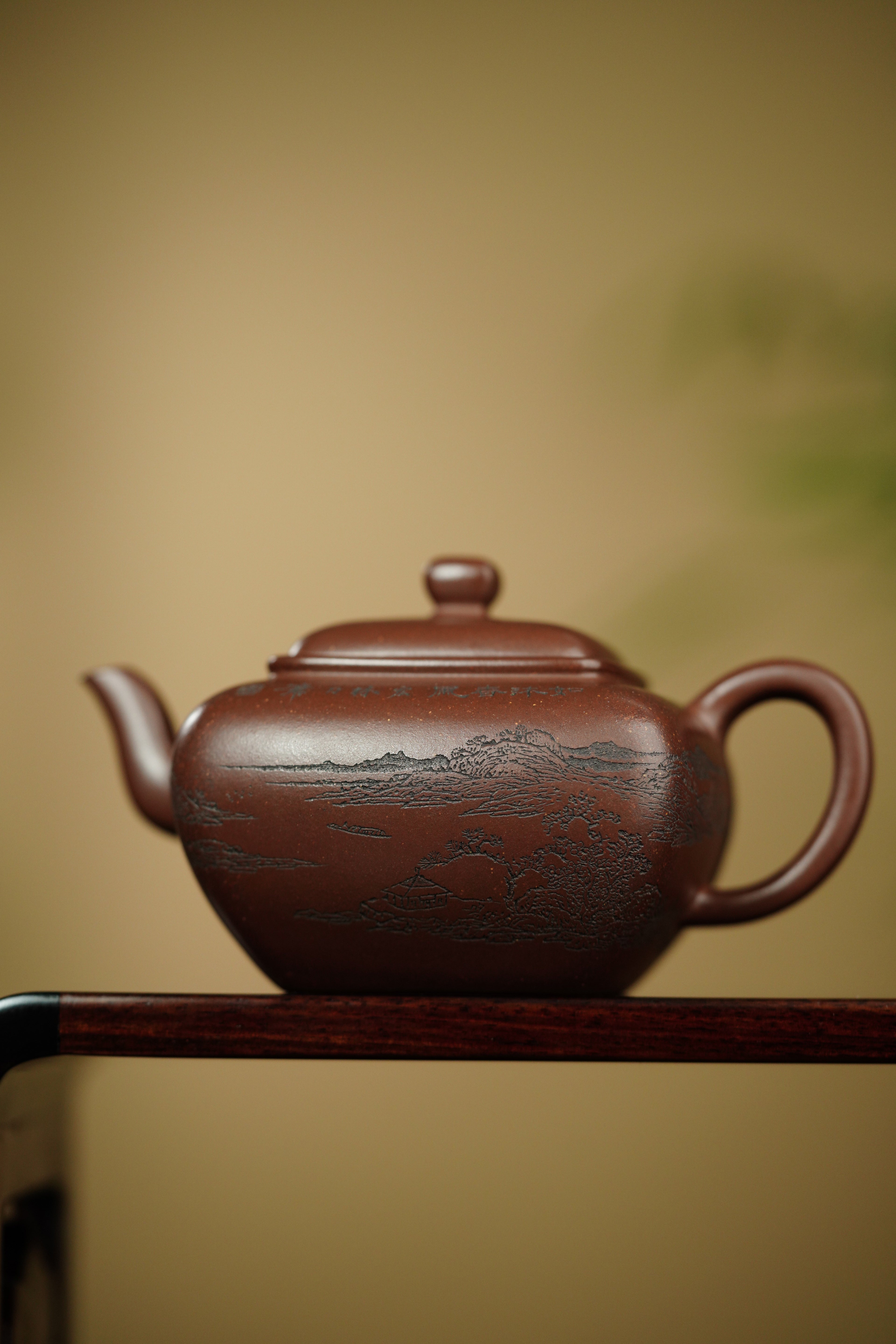 陈宏林大师传世巅峰臻品【无垢壶】业界标杆· ——原矿优质底槽清·190cc ——紫砂山水陶刻天花板·陈宏林亲工